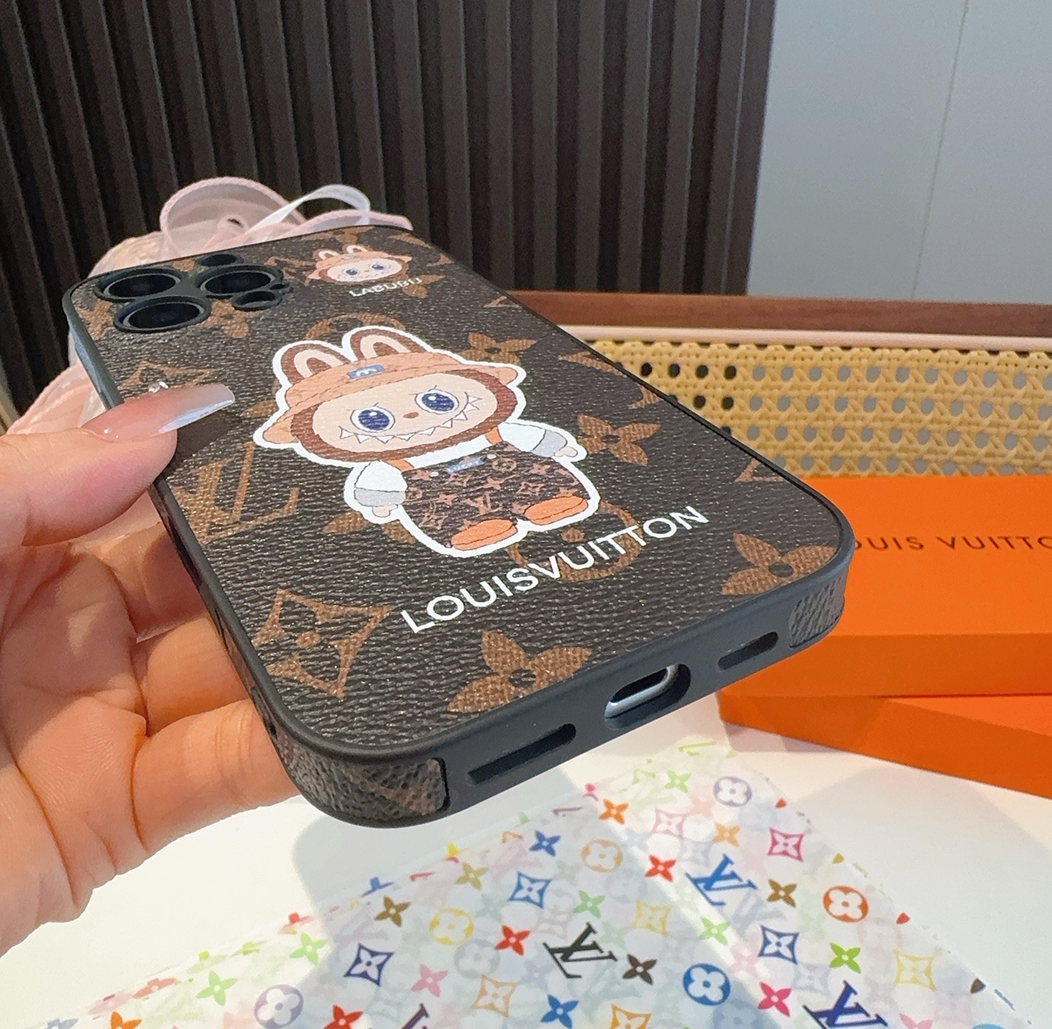 【LOUIS VUITTON x LABUBU】超人気 IPHONE 携帯電話ケース
