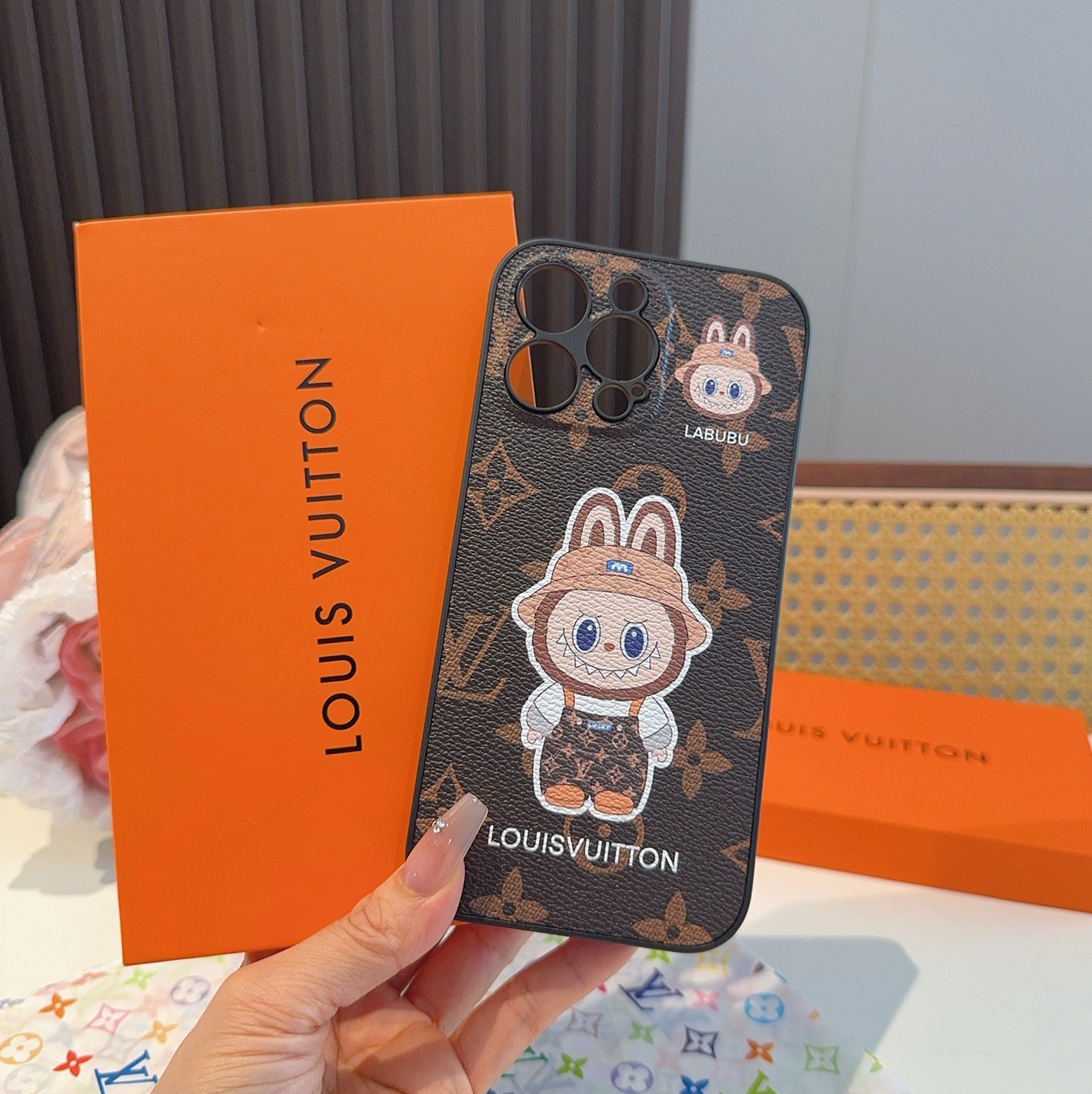 【LOUIS VUITTON x LABUBU】超人気 IPHONE 携帯電話ケース