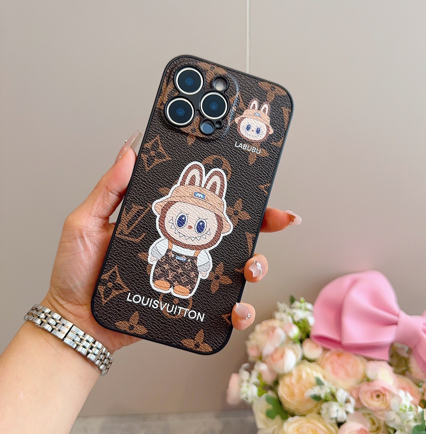 【LOUIS VUITTON x LABUBU】超人気 IPHONE 携帯電話ケース