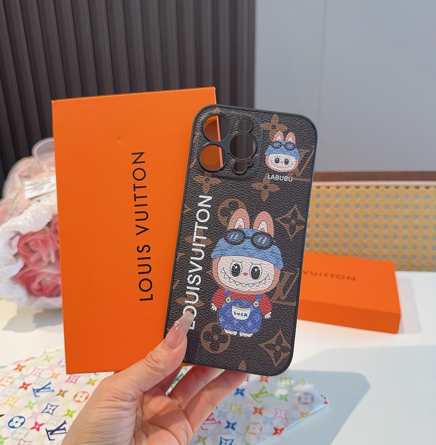 【LOUIS VUITTON x LABUBU】超人気 IPHONE 携帯電話ケース
