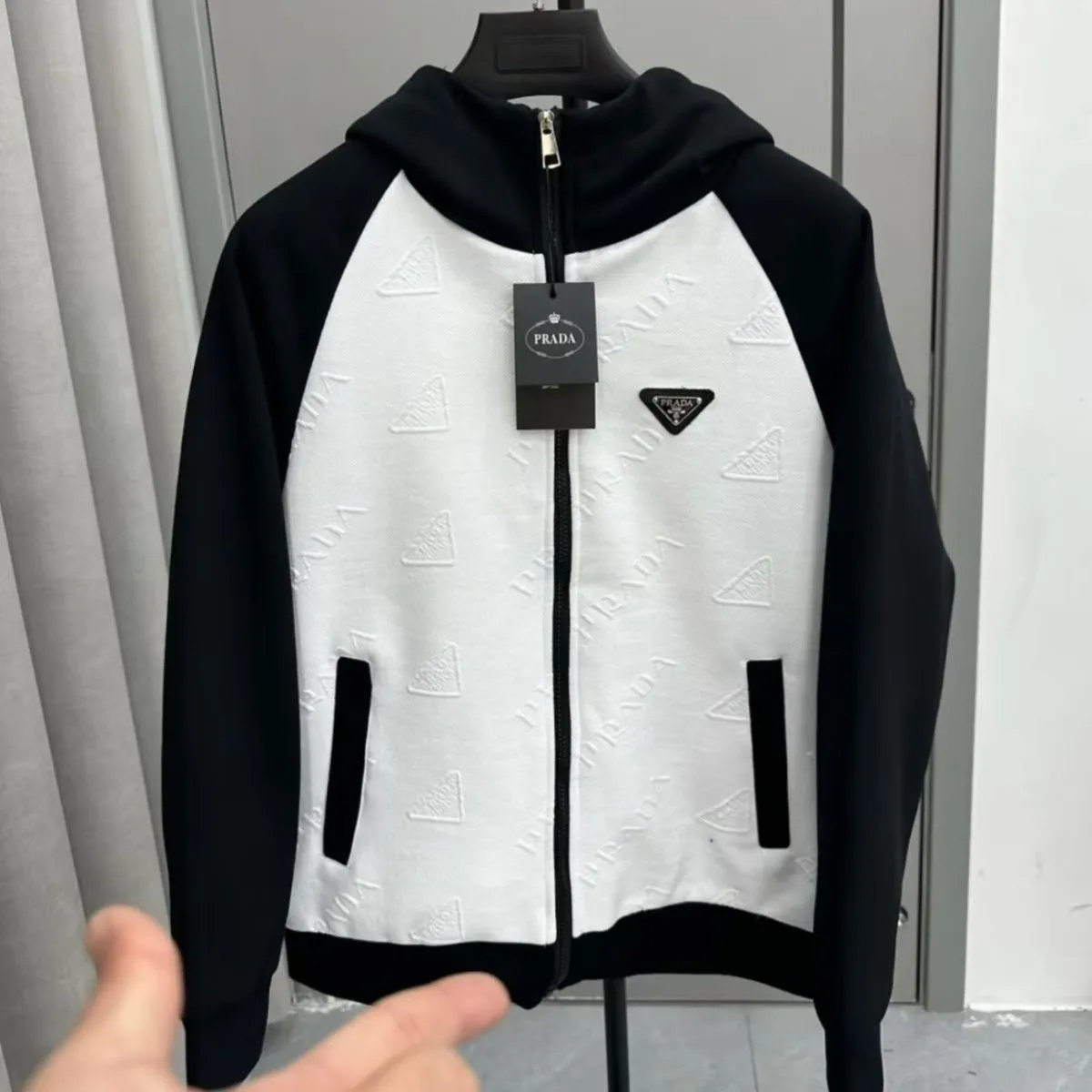 セール 人気モデル[PRADA] プラダ アウター 新しい刺繍入りフード付きジャケット
