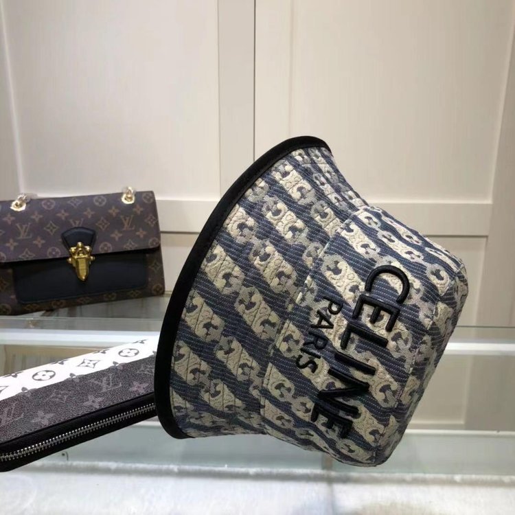 【CELINE公式旗艦店】ご好評に付き再入荷！！