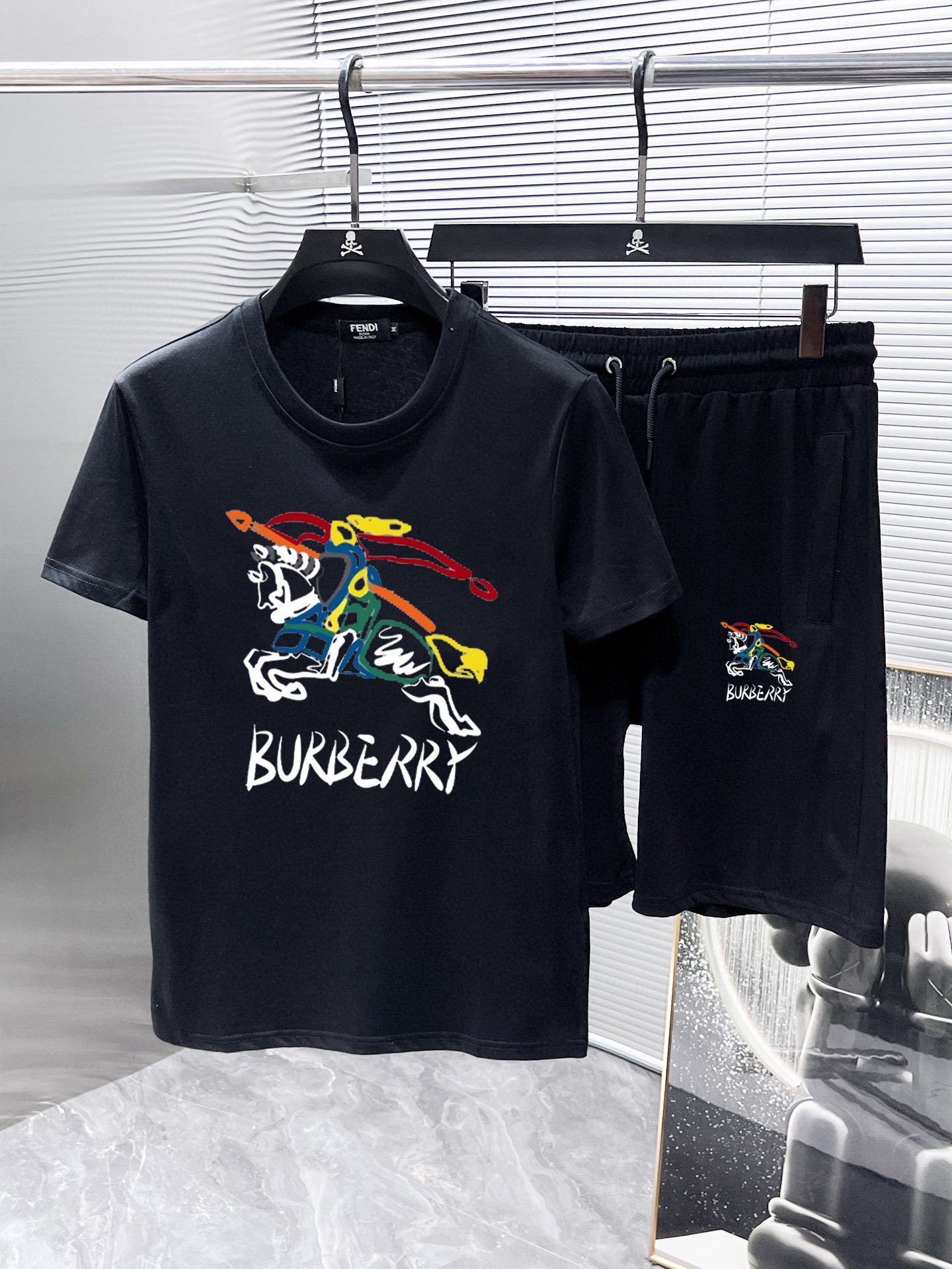 【BURBERRY旗艦店】半袖ショートパンツスーツ ご好評に付き再入荷！