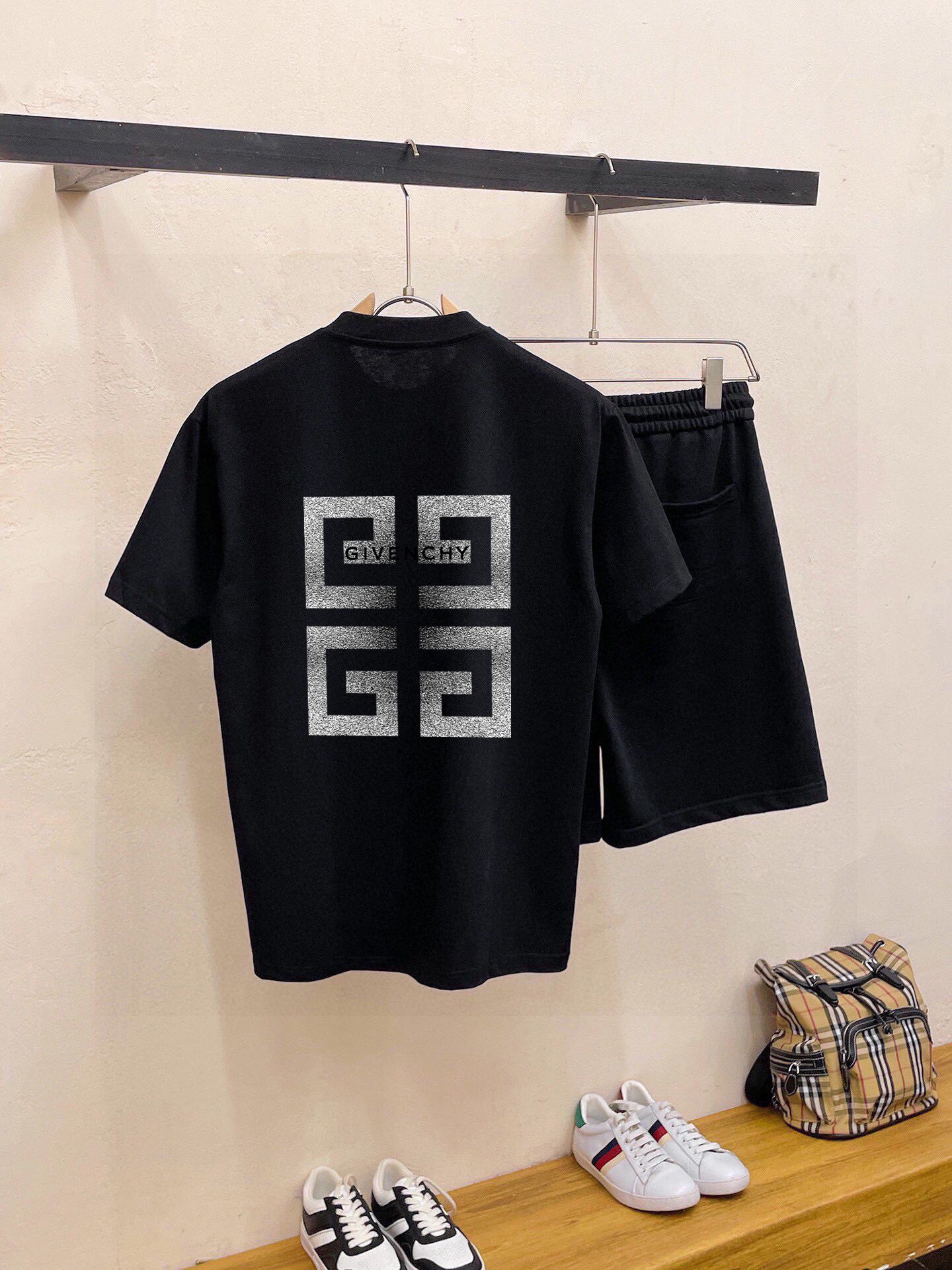 【GIVENCHY旗艦店】ジバンシー 半袖ショートパンツスーツ ご好評に付き再入荷