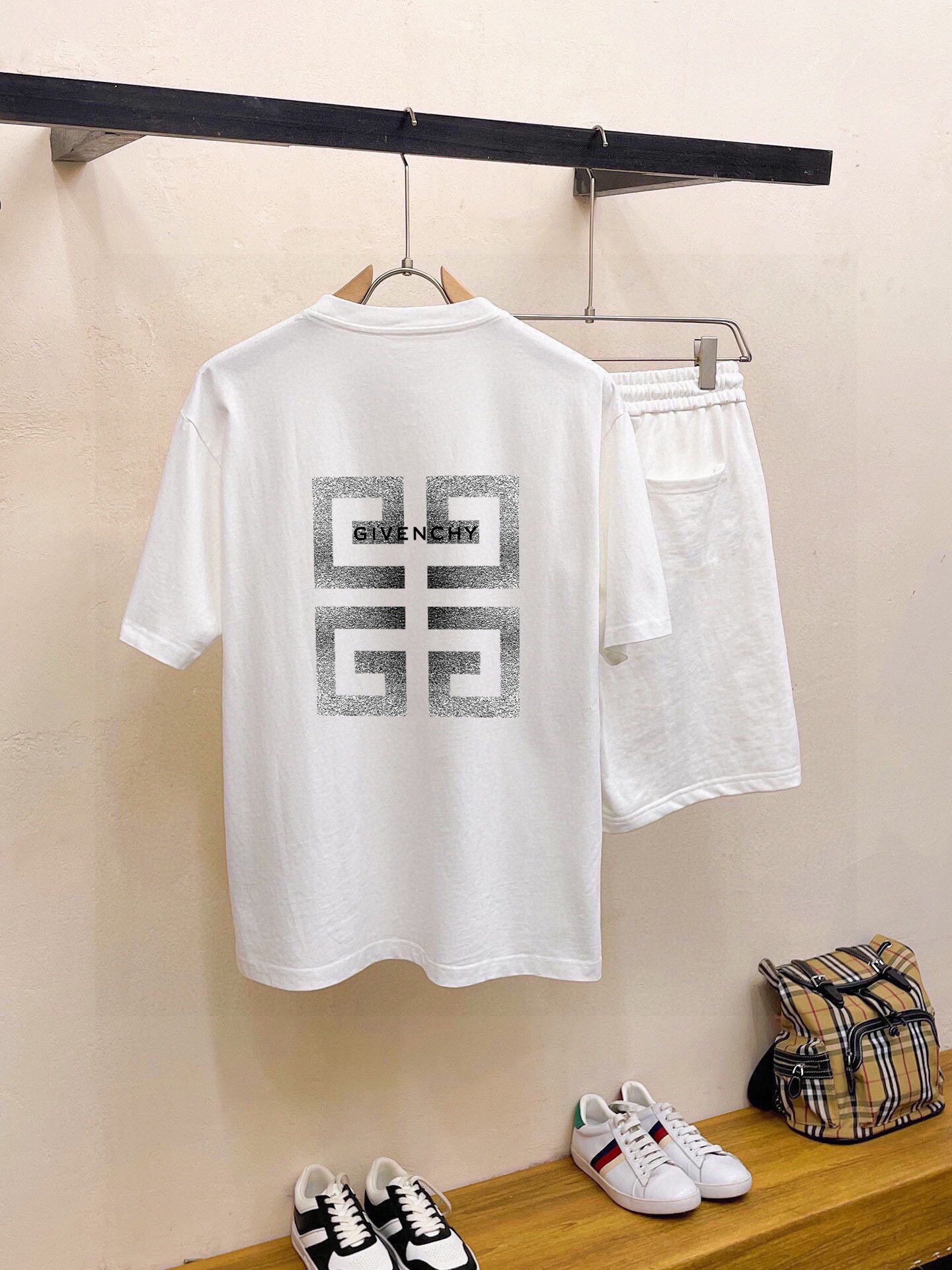 【GIVENCHY旗艦店】ジバンシー 半袖ショートパンツスーツ ご好評に付き再入荷