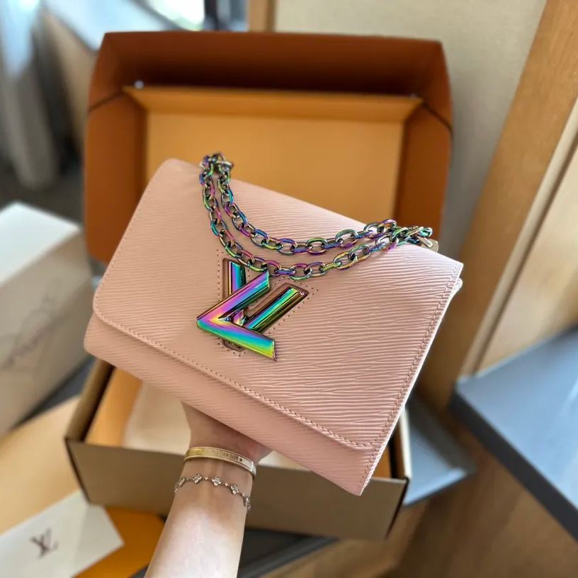 Louis Vuitton 新作 ツイスト ミディアム｜ネオクラシカル-三越伊勢丹公式 ラグジュアリーアウトレット