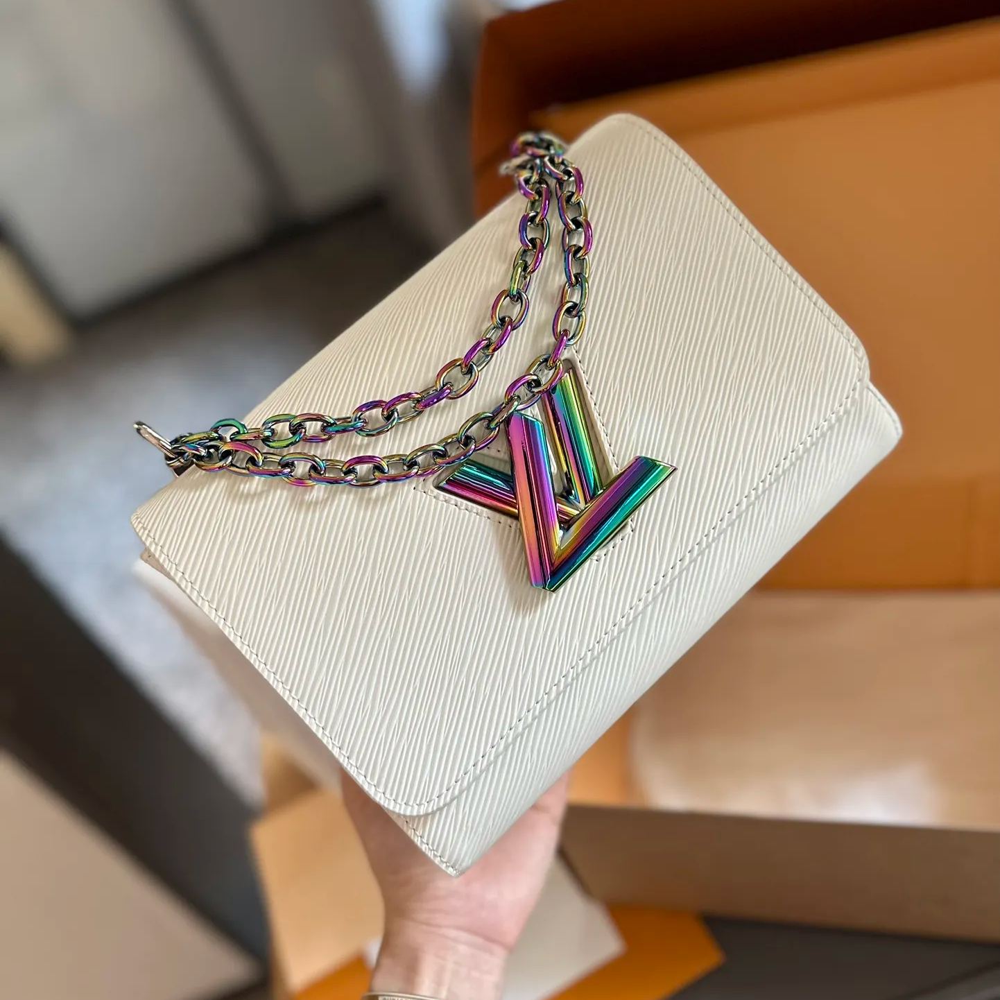 Louis Vuitton 新作 ツイスト ミディアム｜ネオクラシカル-三越伊勢丹公式 ラグジュアリーアウトレット