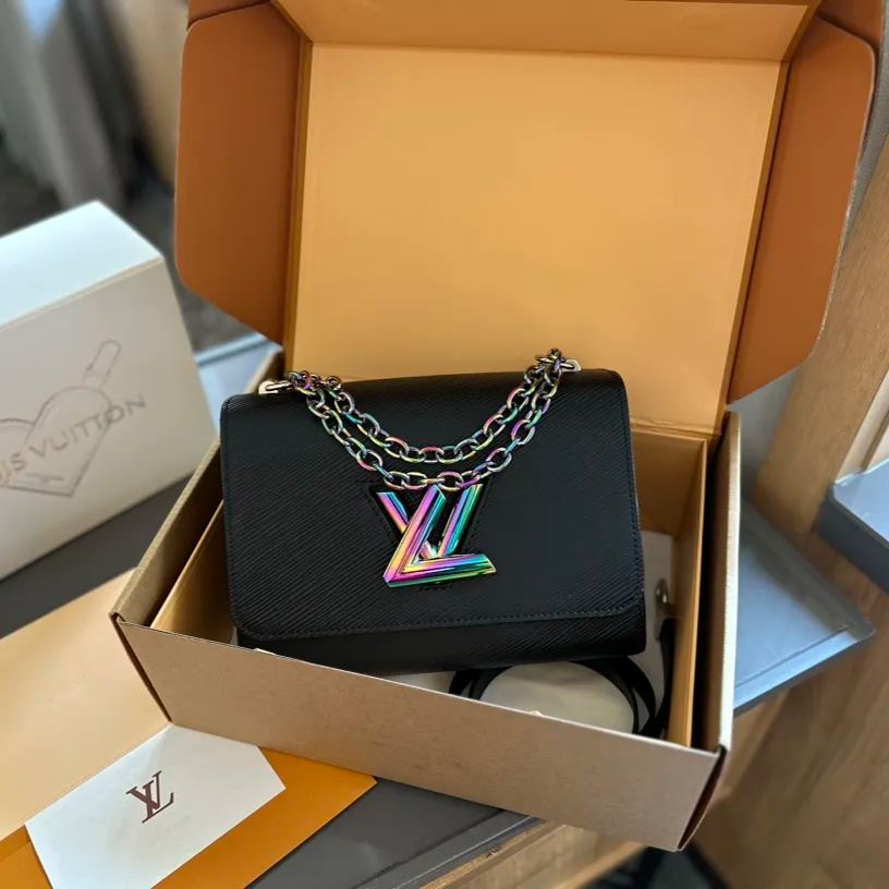 Louis Vuitton 新作 ツイスト ミディアム｜ネオクラシカル-三越伊勢丹公式 ラグジュアリーアウトレット