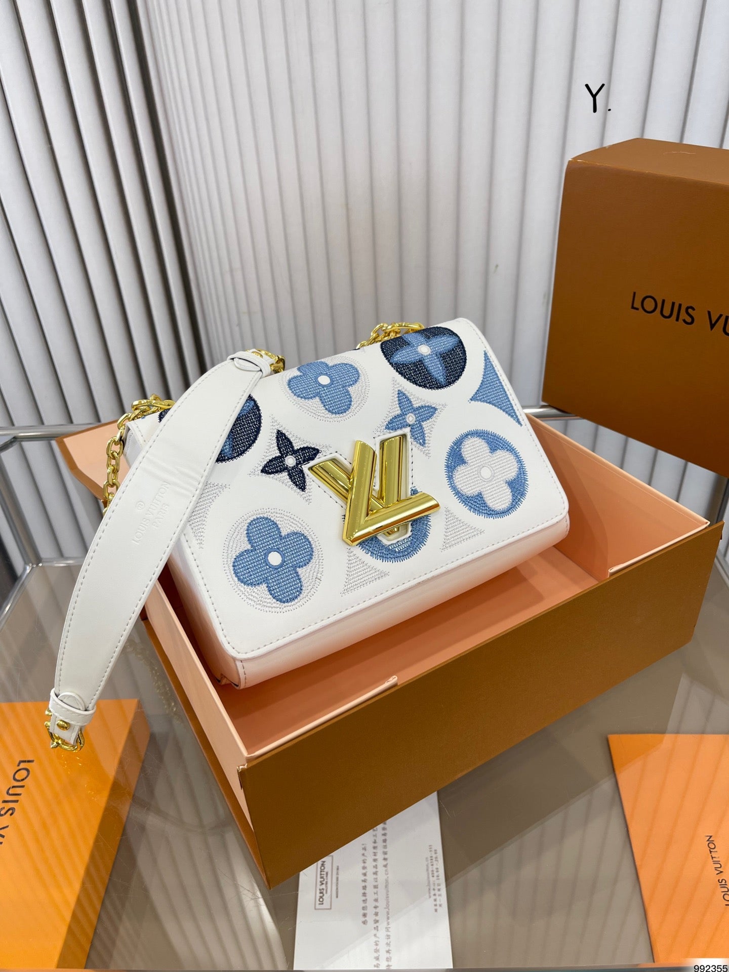 Louis Vuitton Twist｜刺繍メッセンジャーバッグ-三越伊勢丹公式 ラグジュアリーアウトレット