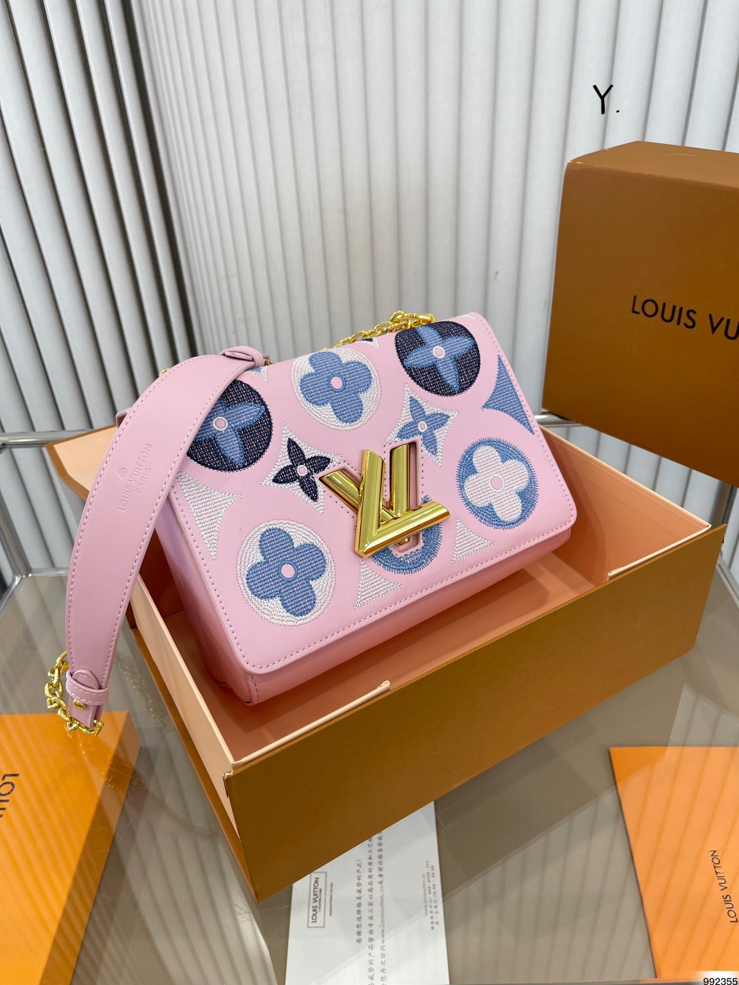 Louis Vuitton Twist｜刺繍メッセンジャーバッグ-三越伊勢丹公式 ラグジュアリーアウトレット