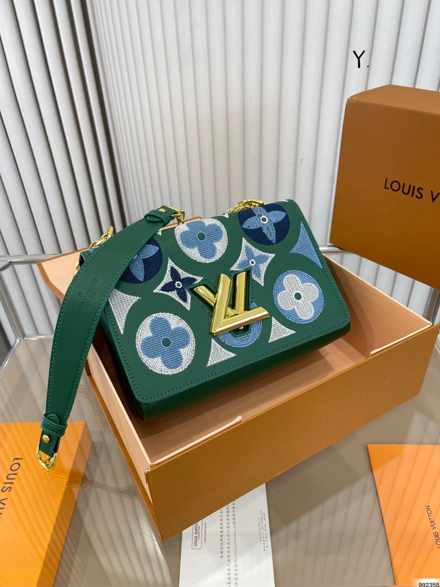 Louis Vuitton Twist｜刺繍メッセンジャーバッグ-三越伊勢丹公式 ラグジュアリーアウトレット