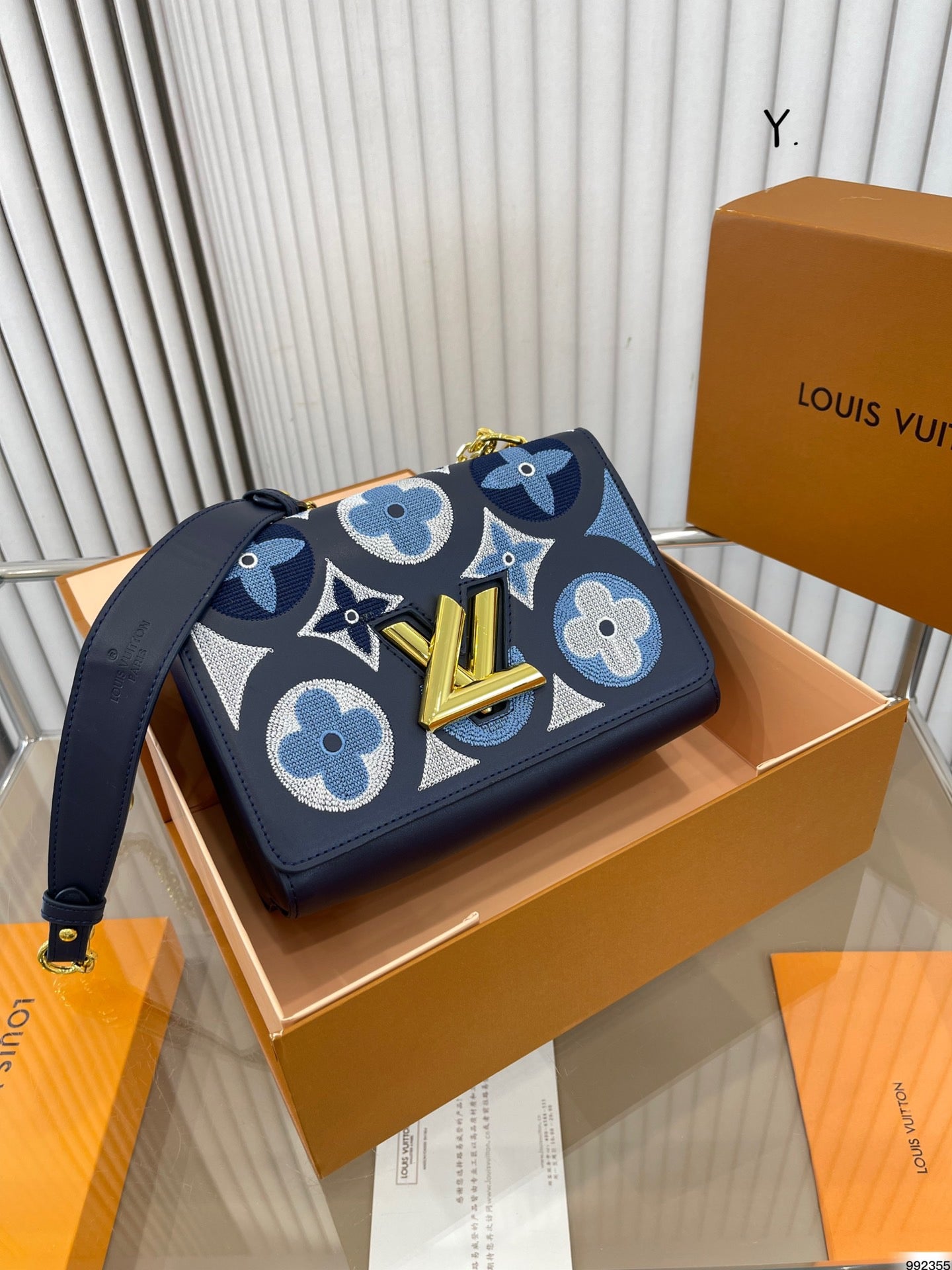 Louis Vuitton Twist｜刺繍メッセンジャーバッグ-三越伊勢丹公式 ラグジュアリーアウトレット