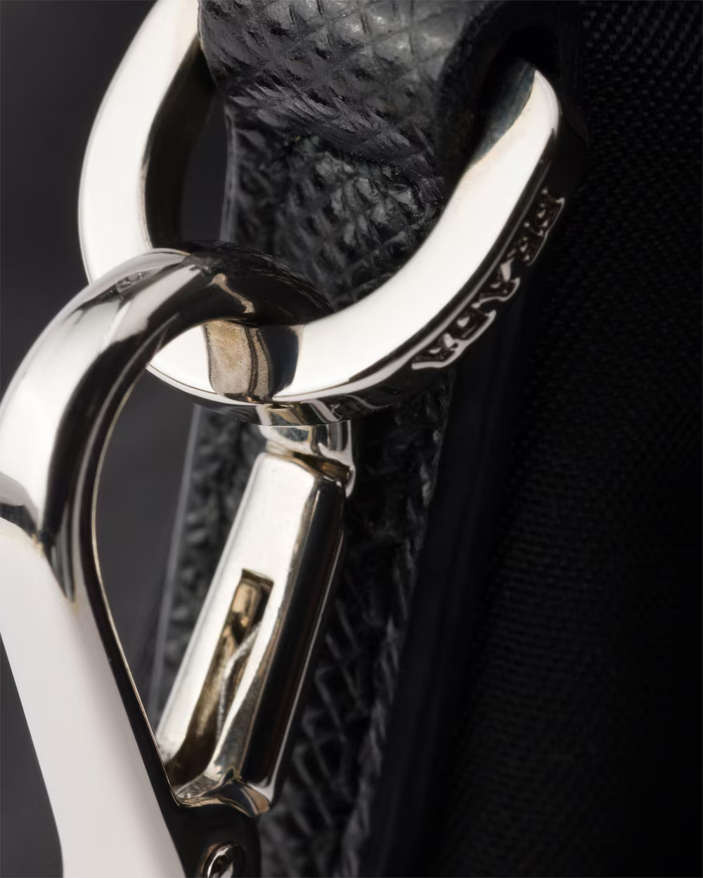 PRADA プラダ Re-Nylon pouch   リナイロン 巾着型 トライアングルロゴ リストレット付き 鞄