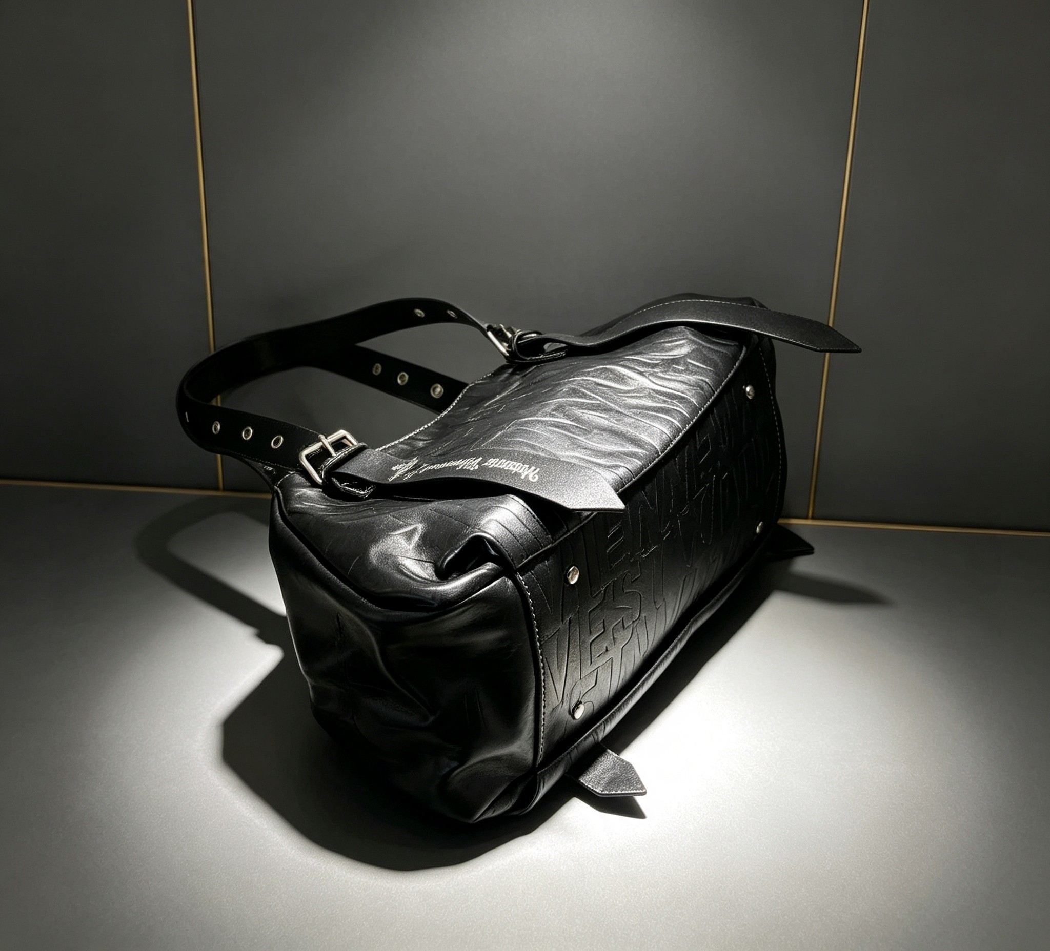 Vivienne Westwood ロゴエンボス トートバッグ ブラック