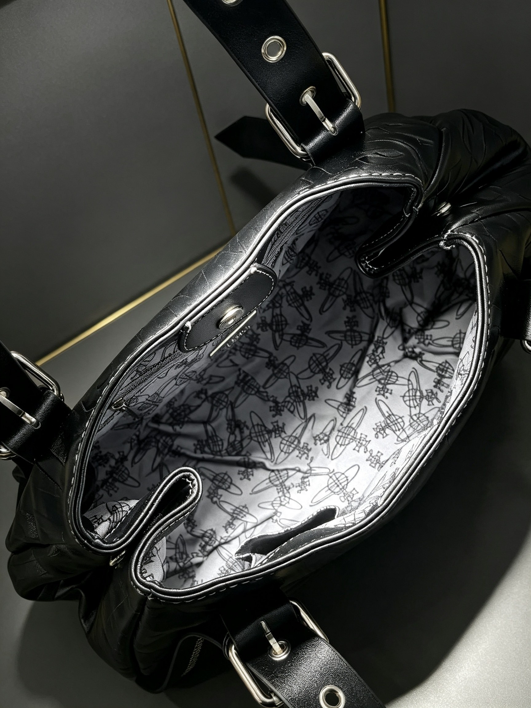 Vivienne Westwood ロゴエンボス トートバッグ ブラック