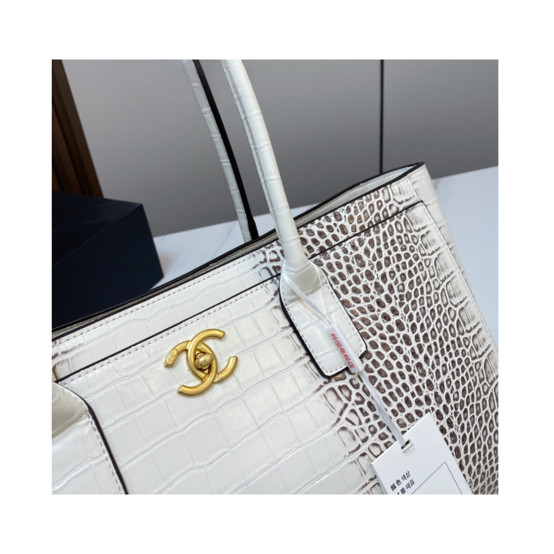 CHANEL シャネル トートバッグ｜大容量でデイリーにも旅行にも使える上品バッグ