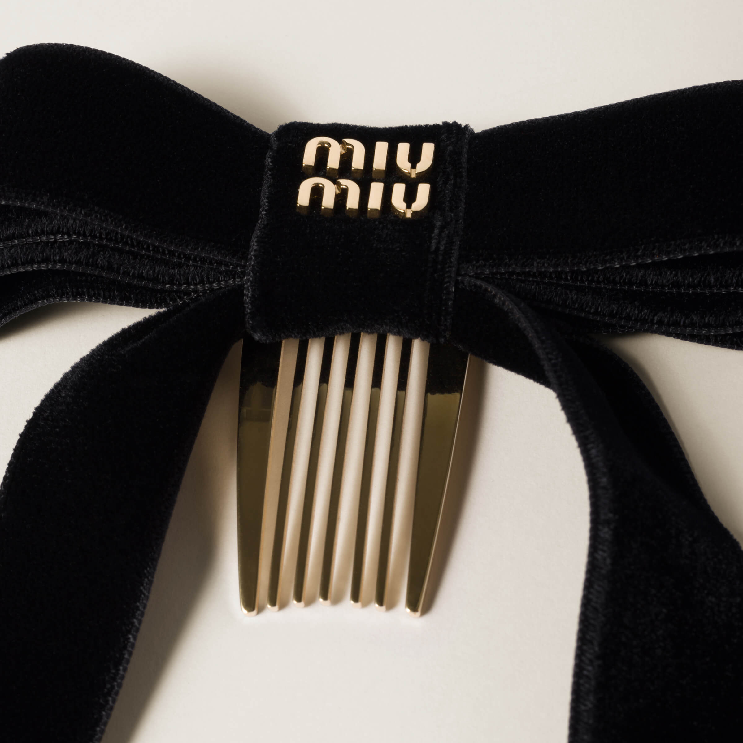 MIU MIU ベルベットリボン ヘアコーム ブラック