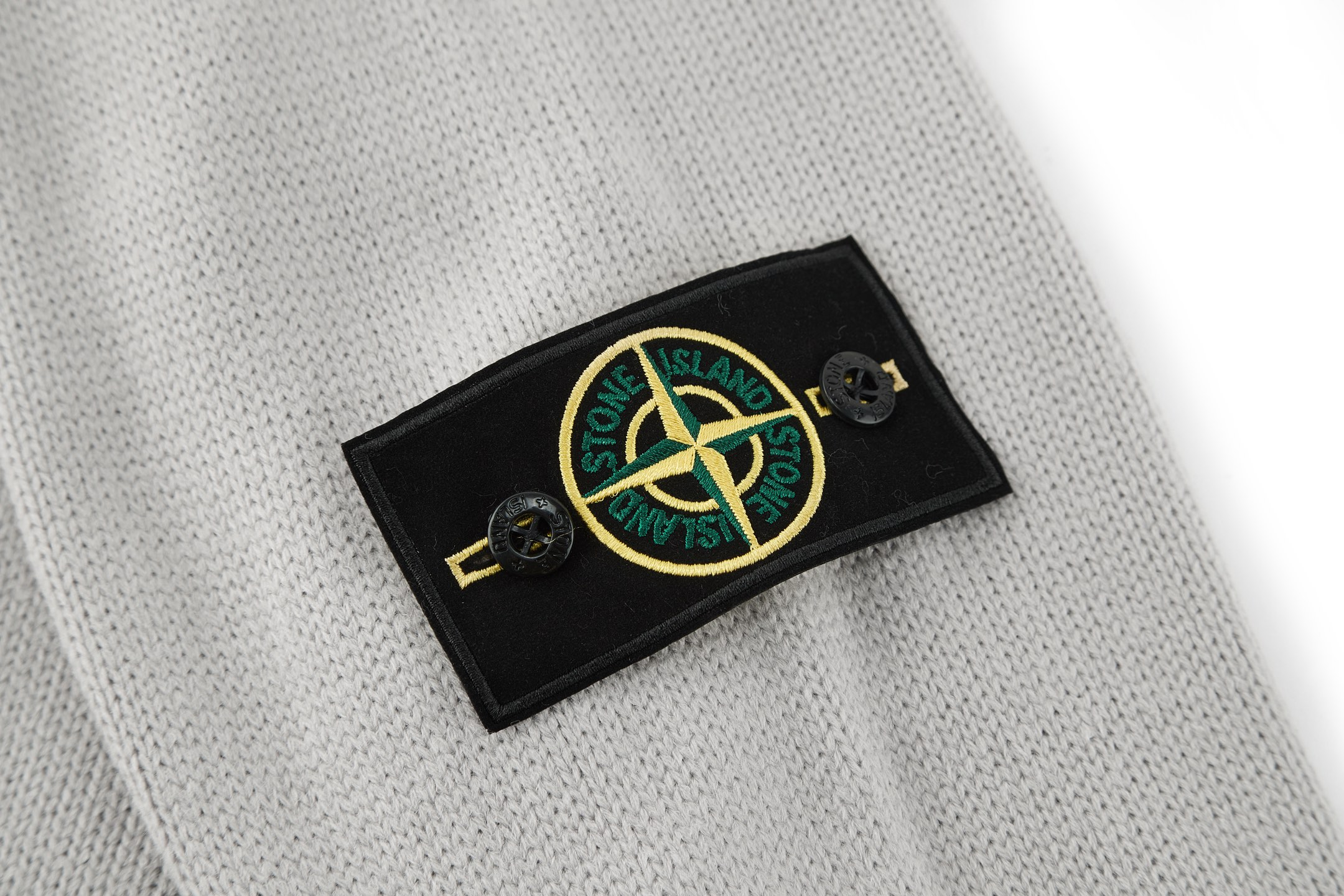 STONE ISLAND（ストーンアイランド）コンパスパッチ クルーネック ニットセーター グレー