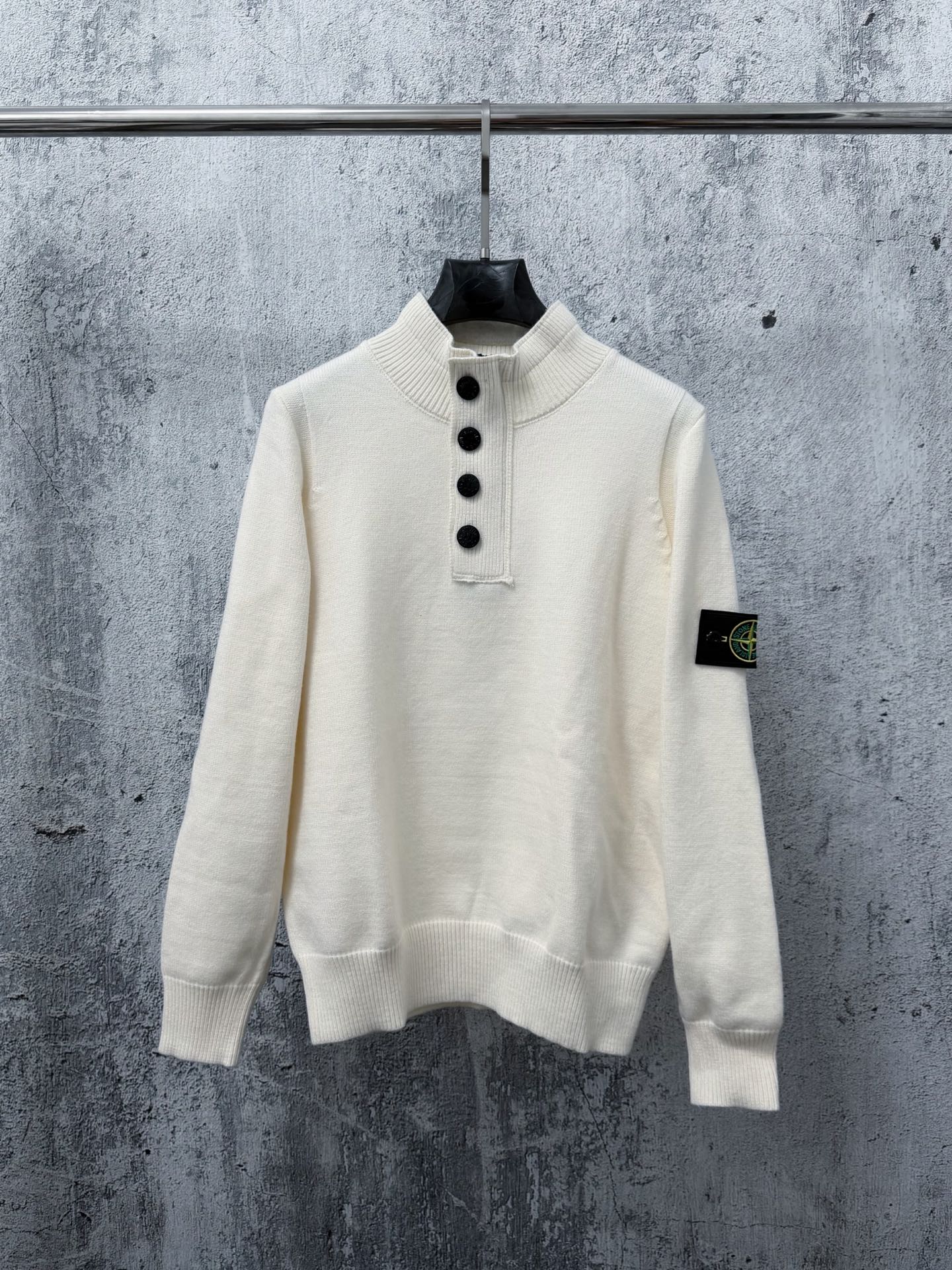 STONE ISLAND（ストーンアイランド）ウール スタンドカラー ボタンニット セーター ブラック