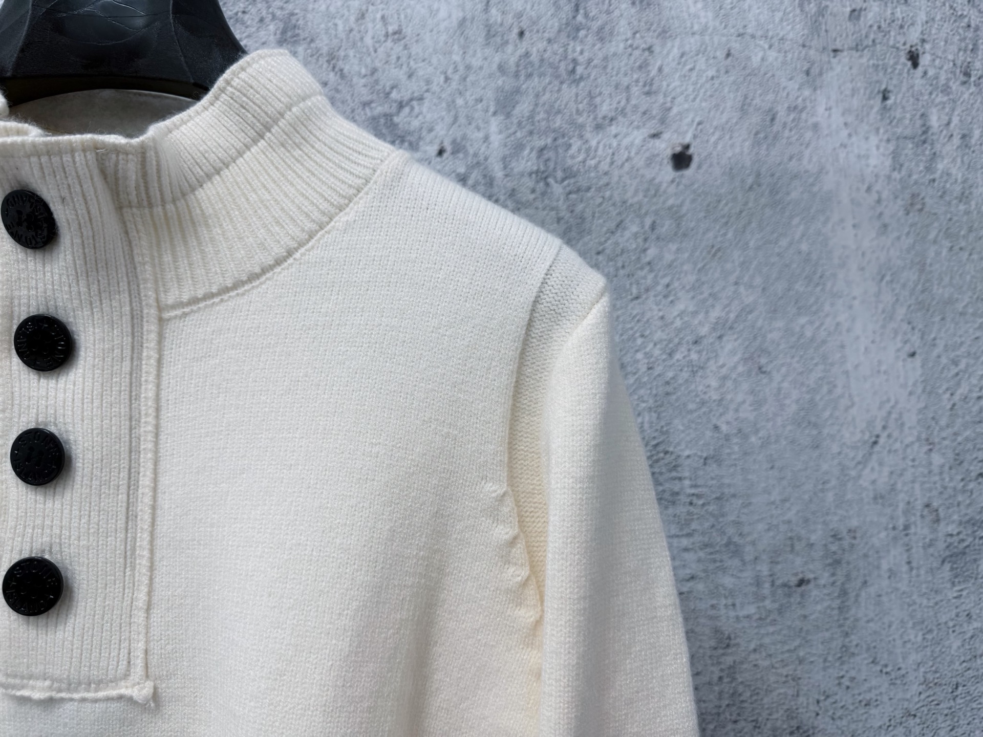STONE ISLAND（ストーンアイランド）ウール スタンドカラー ボタンニット セーター ブラック