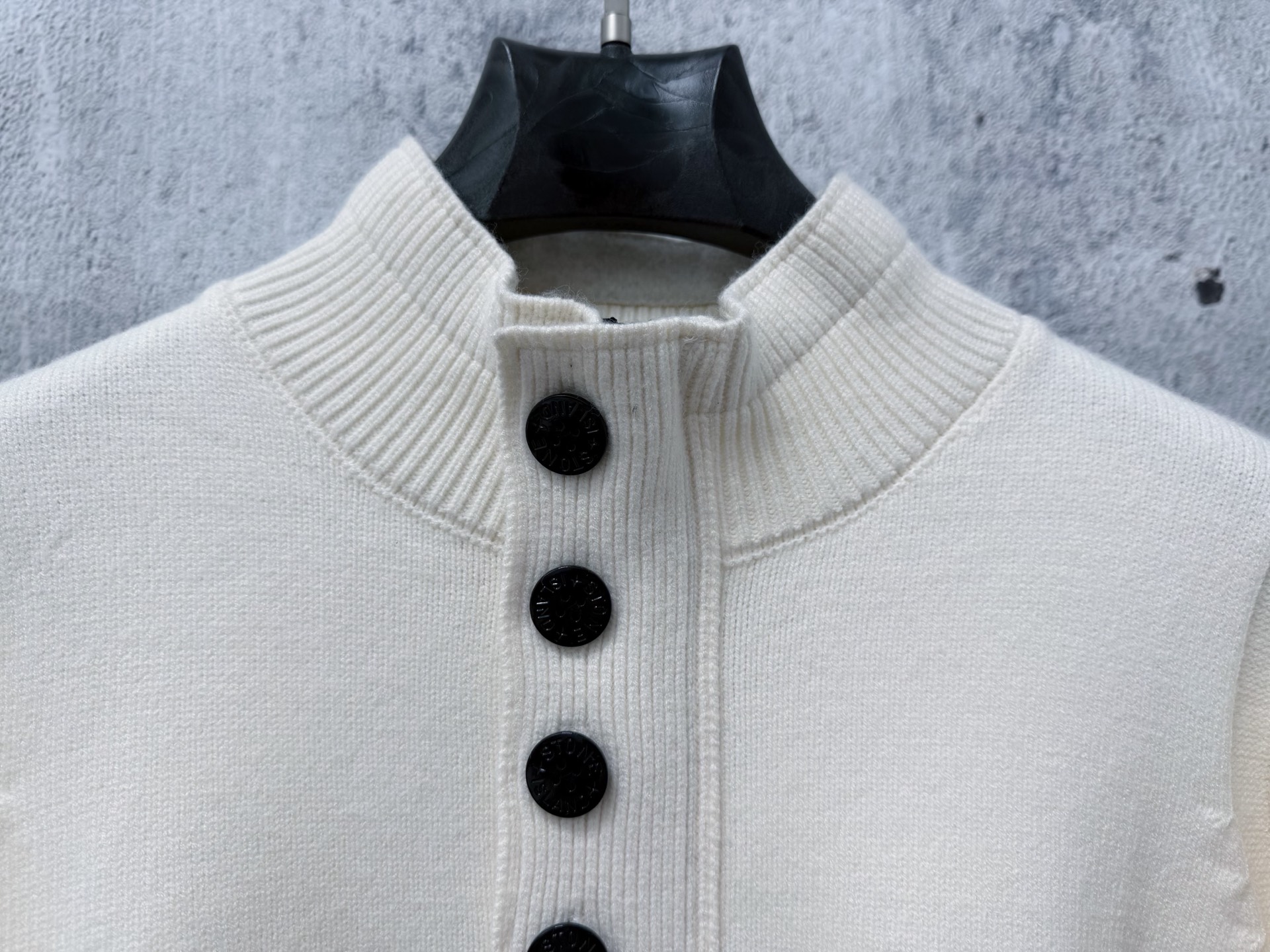 STONE ISLAND（ストーンアイランド）ウール スタンドカラー ボタンニット セーター ブラック