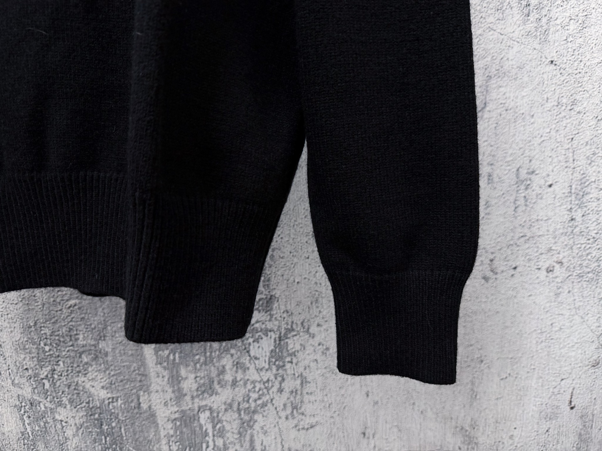 STONE ISLAND（ストーンアイランド）ウール スタンドカラー ボタンニット セーター ブラック