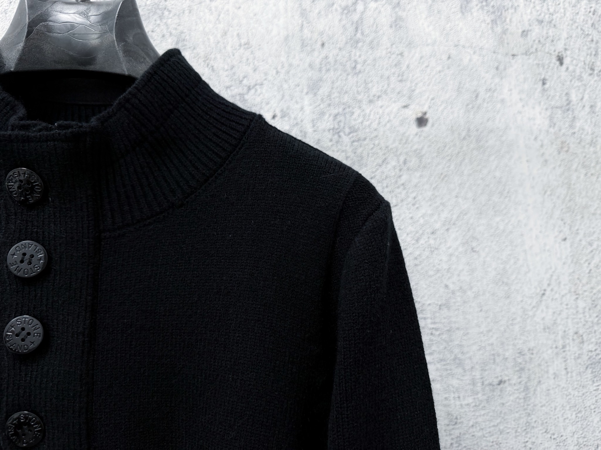 STONE ISLAND（ストーンアイランド）ウール スタンドカラー ボタンニット セーター ブラック