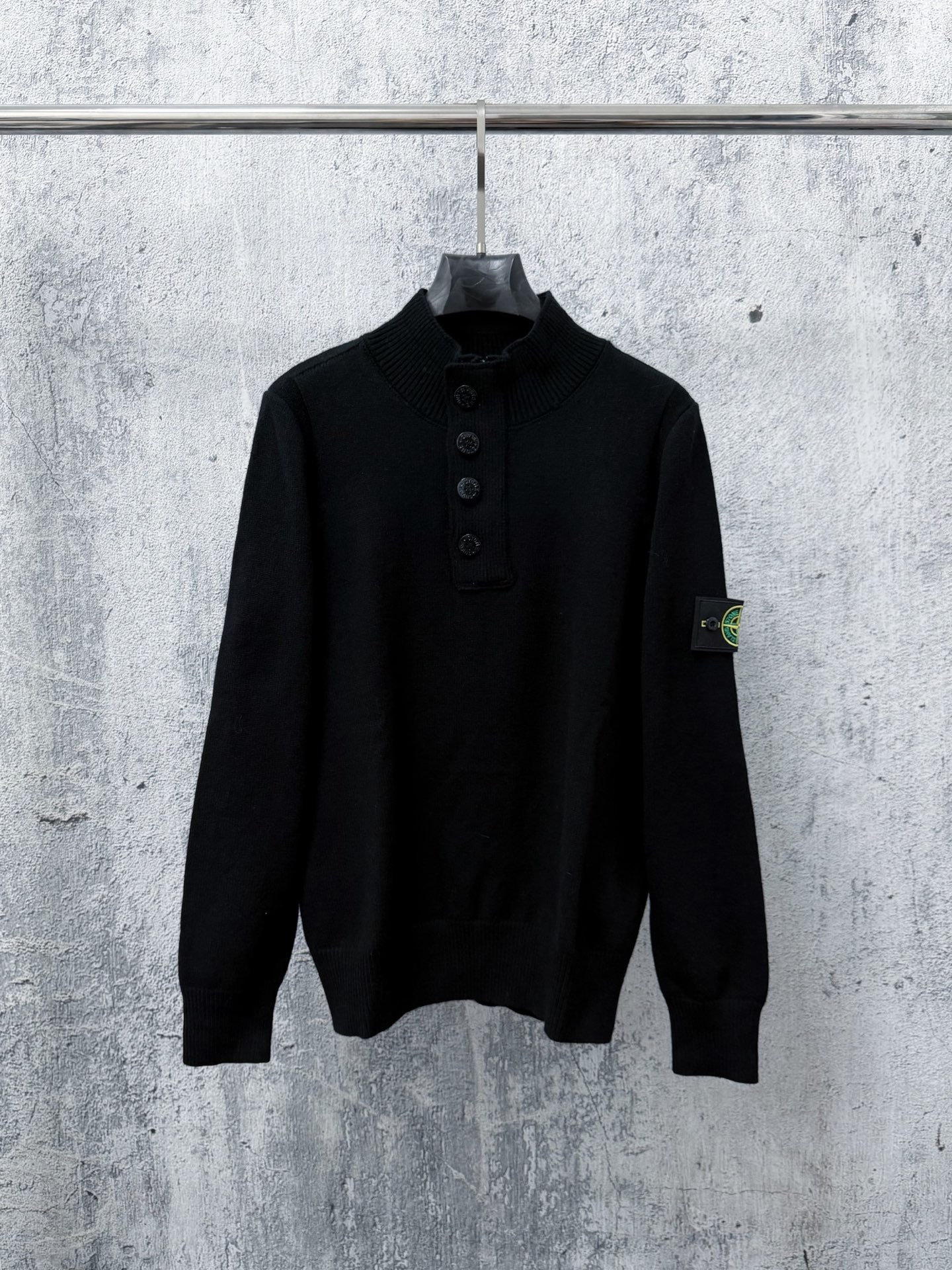 STONE ISLAND（ストーンアイランド）ウール スタンドカラー ボタンニット セーター ブラック
