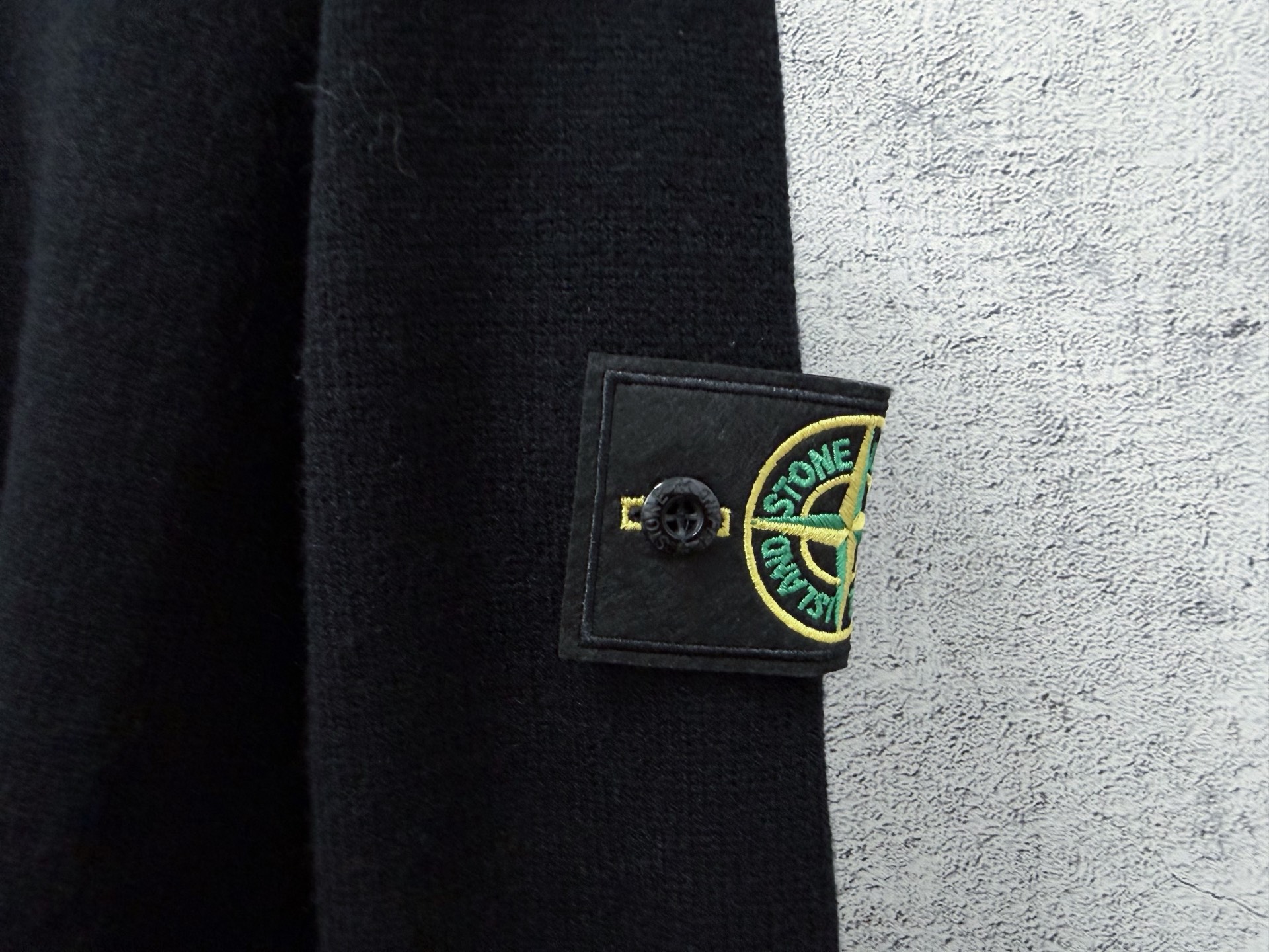 STONE ISLAND（ストーンアイランド）ウール スタンドカラー ボタンニット セーター ブラック