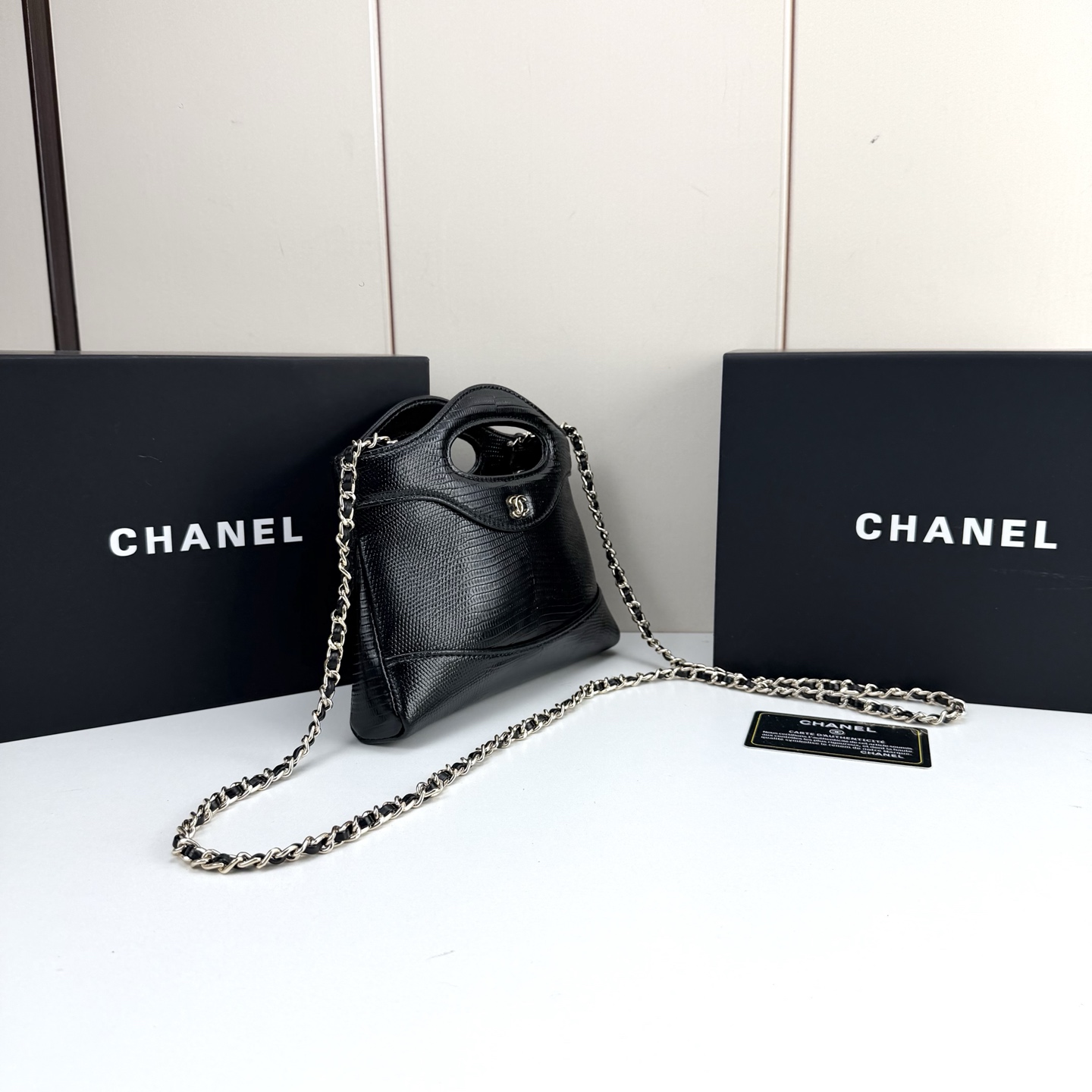 CHANEL 26A Nano 31 バッグ リザード型押し ブラック