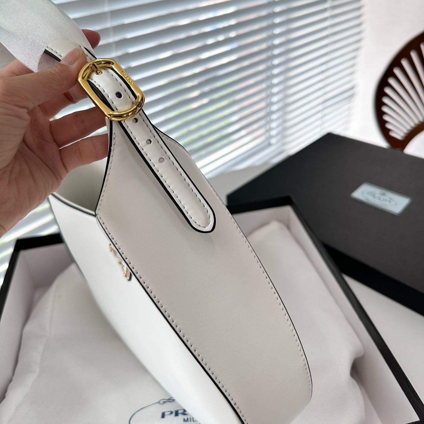 2110FG003 美品 PRADA プラダ ボックスカーフ ロゴ型押し 黒 三つ折り 