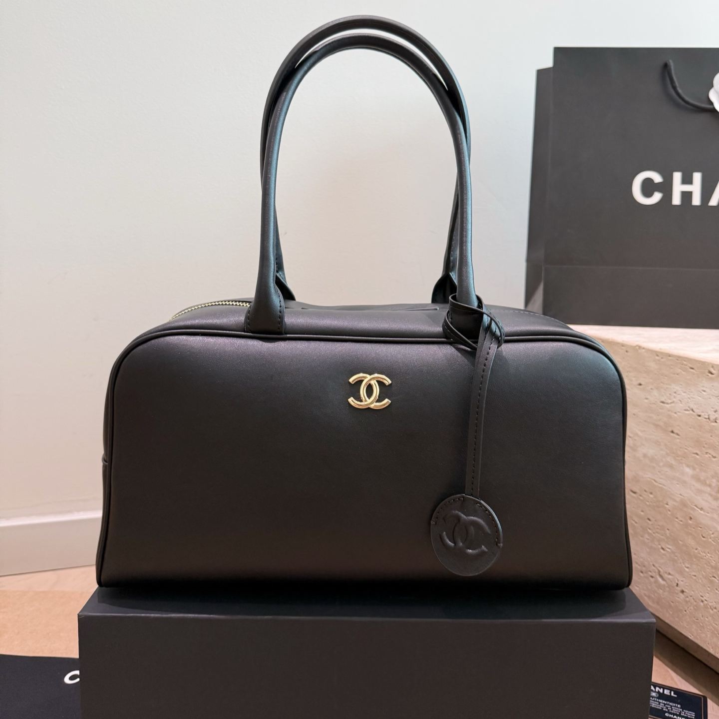 CHANEL 26S ボウリングバッグ｜上質スムースレザー×ゴールド金具｜レトロミニマル ボストンバッグ レディース