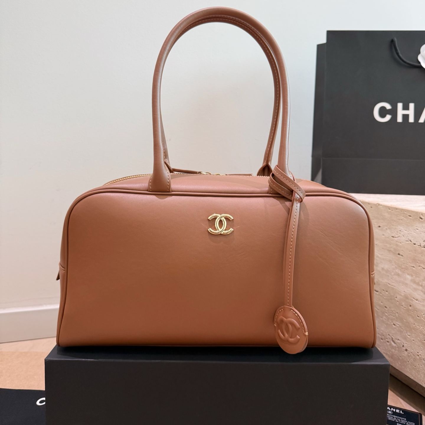 CHANEL 26S ボウリングバッグ｜上質スムースレザー×ゴールド金具｜レトロミニマル ボストンバッグ レディース