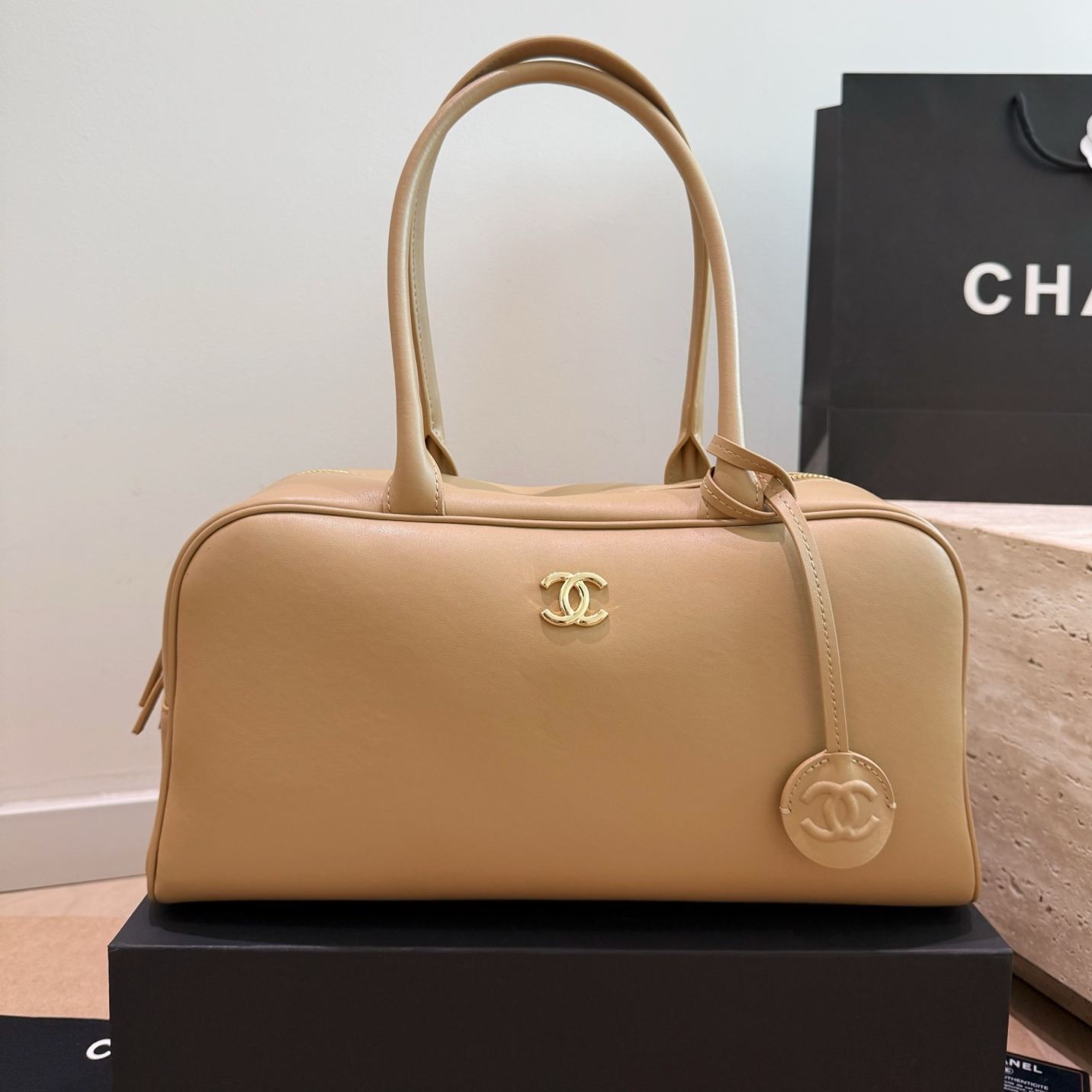 CHANEL 26S ボウリングバッグ｜上質スムースレザー×ゴールド金具｜レトロミニマル ボストンバッグ レディース
