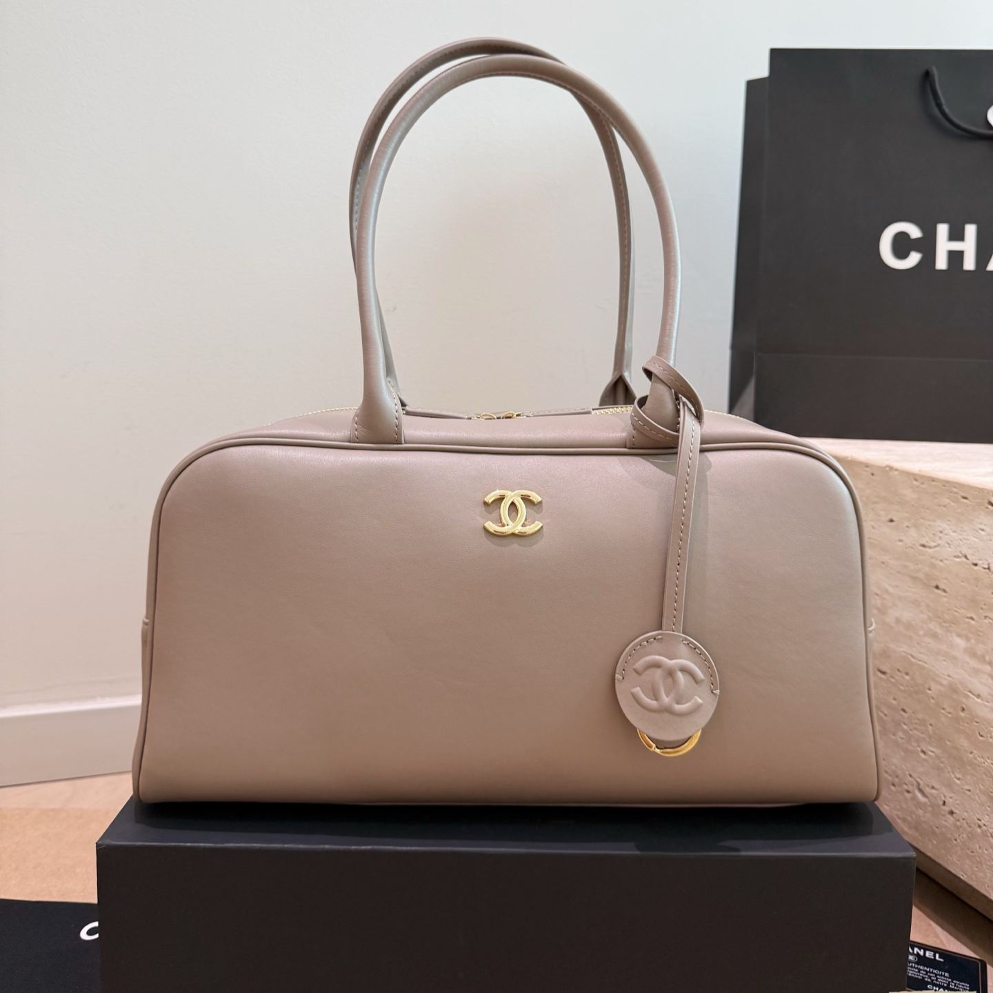 CHANEL 26S ボウリングバッグ｜上質スムースレザー×ゴールド金具｜レトロミニマル ボストンバッグ レディース