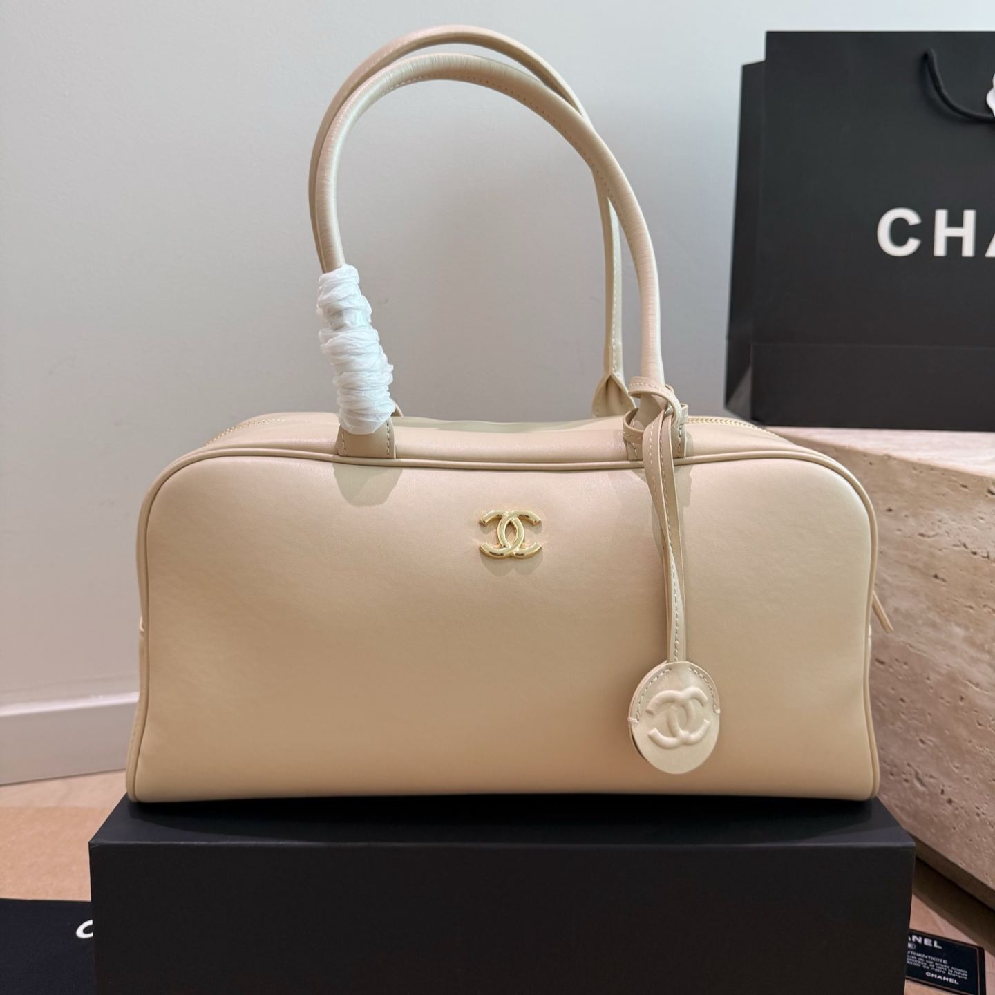 CHANEL 26S ボウリングバッグ｜上質スムースレザー×ゴールド金具｜レトロミニマル ボストンバッグ レディース