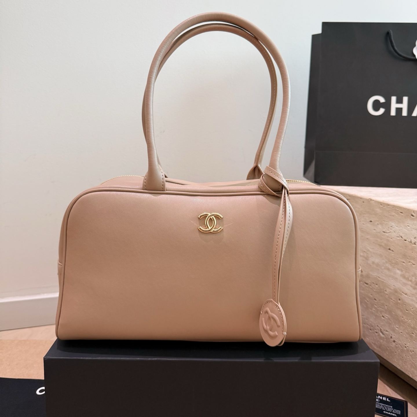 CHANEL 26S ボウリングバッグ｜上質スムースレザー×ゴールド金具｜レトロミニマル ボストンバッグ レディース