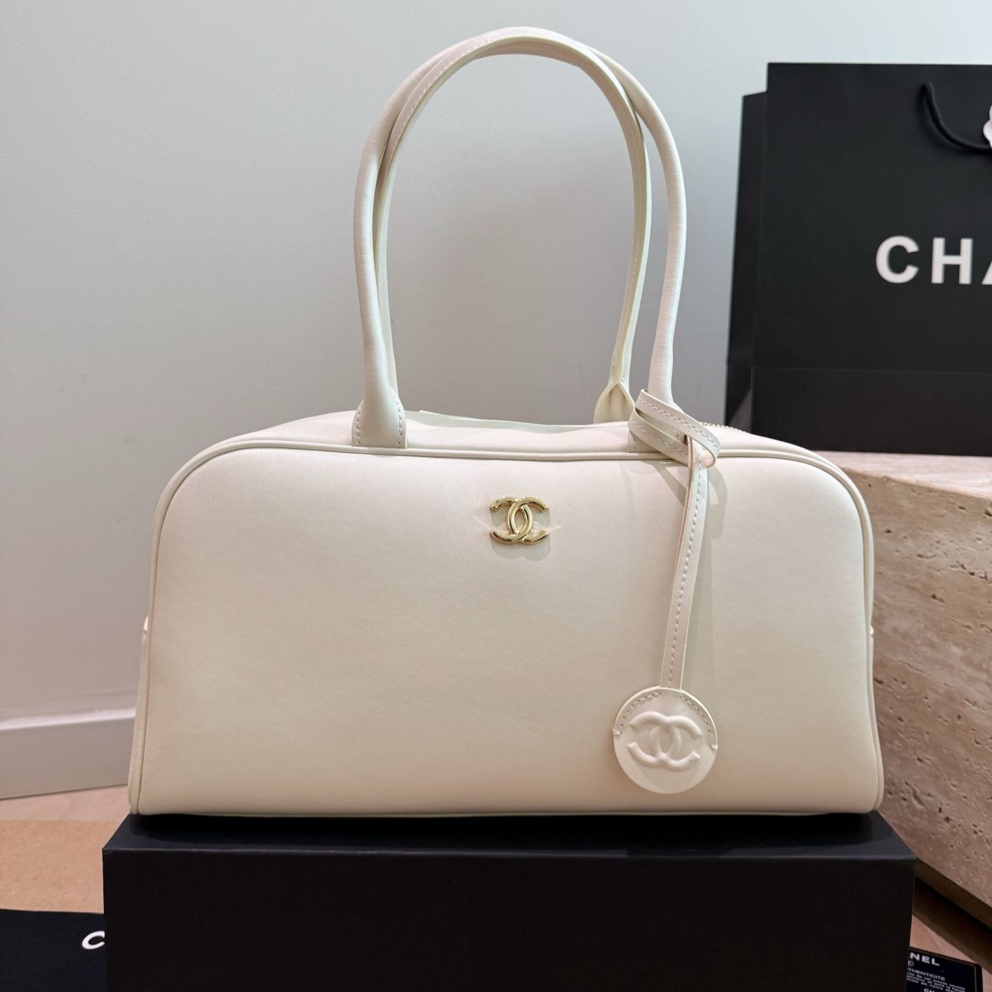 CHANEL 26S ボウリングバッグ｜上質スムースレザー×ゴールド金具｜レトロミニマル ボストンバッグ レディース