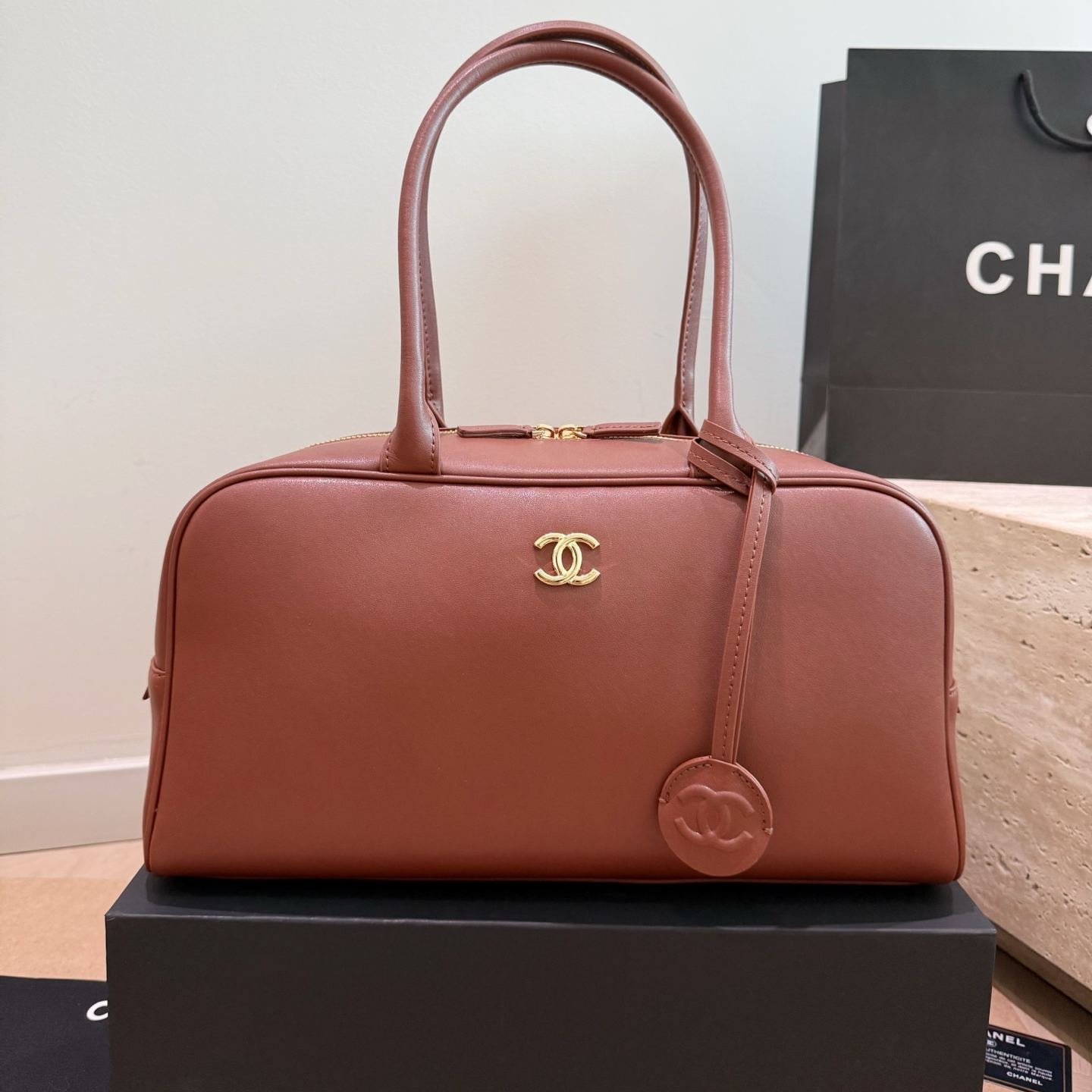 CHANEL 26S ボウリングバッグ｜上質スムースレザー×ゴールド金具｜レトロミニマル ボストンバッグ レディース