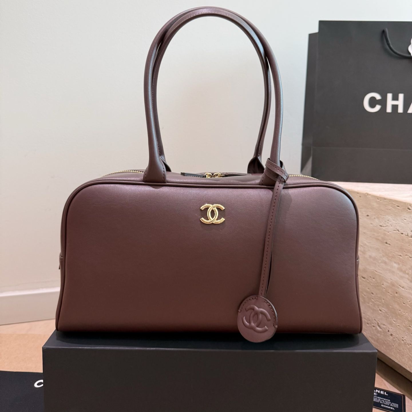 CHANEL 26S ボウリングバッグ｜上質スムースレザー×ゴールド金具｜レトロミニマル ボストンバッグ レディース