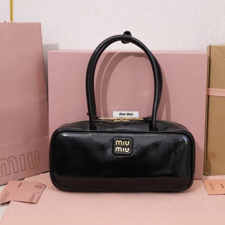 【完売必至】MIUMIU/ミュウミュウ ショルダーバッグ ロゴメタル