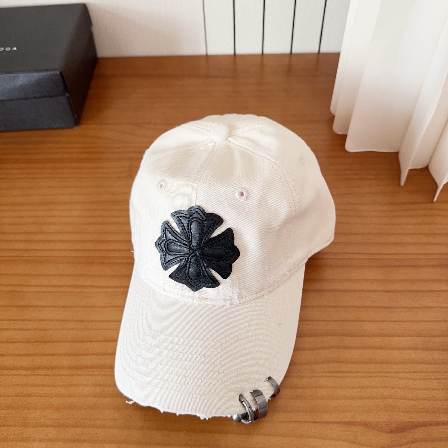CHROME HEARTS クロスパッチ ダメージキャップ｜4カラー展開 ユニセックス帽子