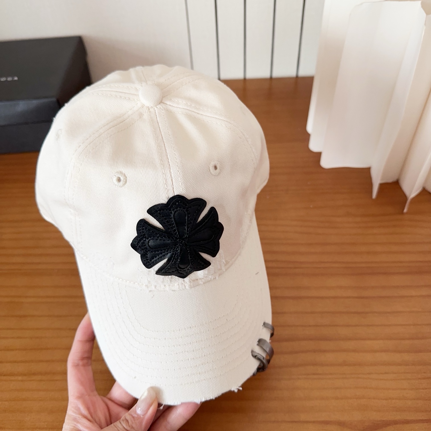 CHROME HEARTS クロスパッチ ダメージキャップ｜4カラー展開 ユニセックス帽子