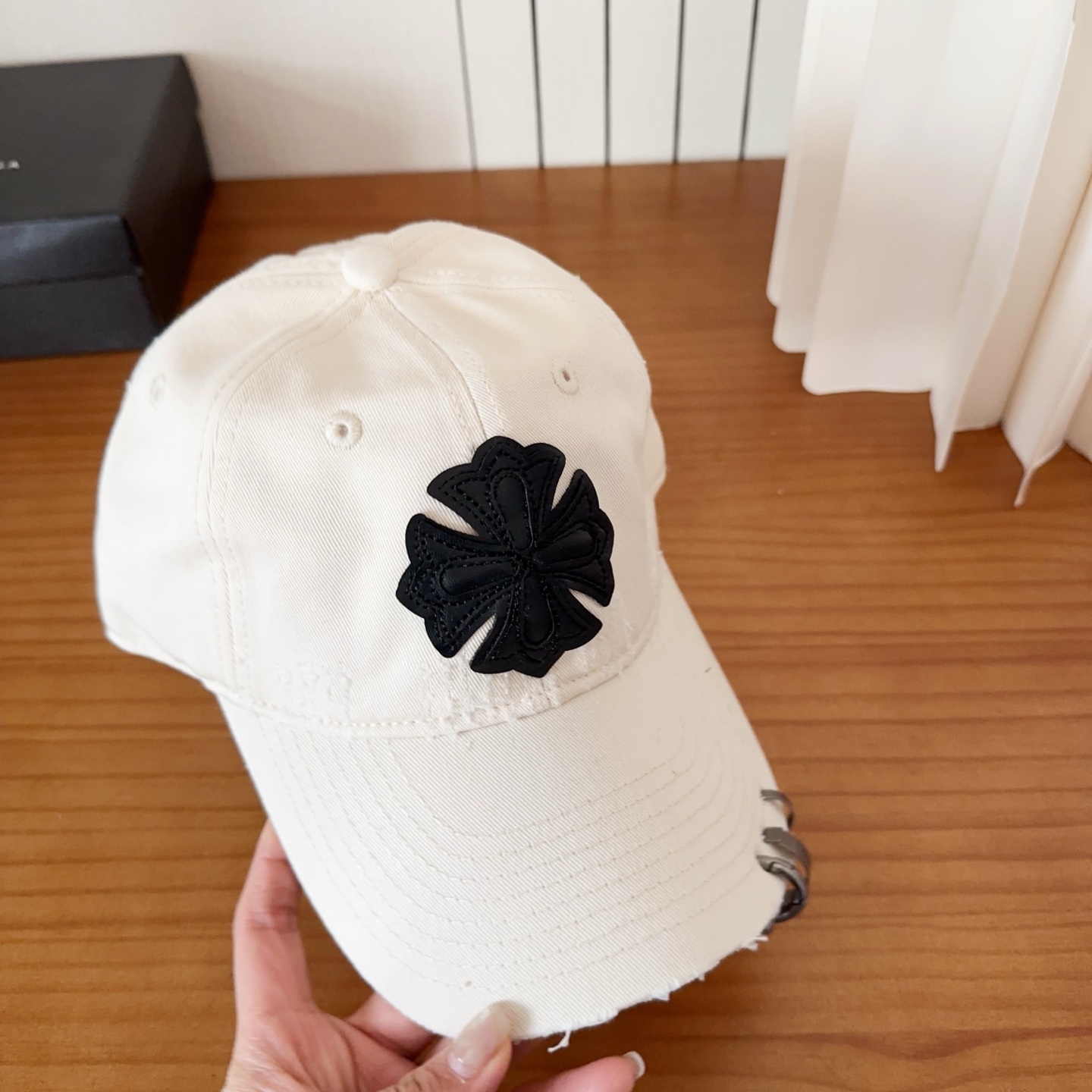 CHROME HEARTS クロスパッチ ダメージキャップ｜4カラー展開 ユニセックス帽子