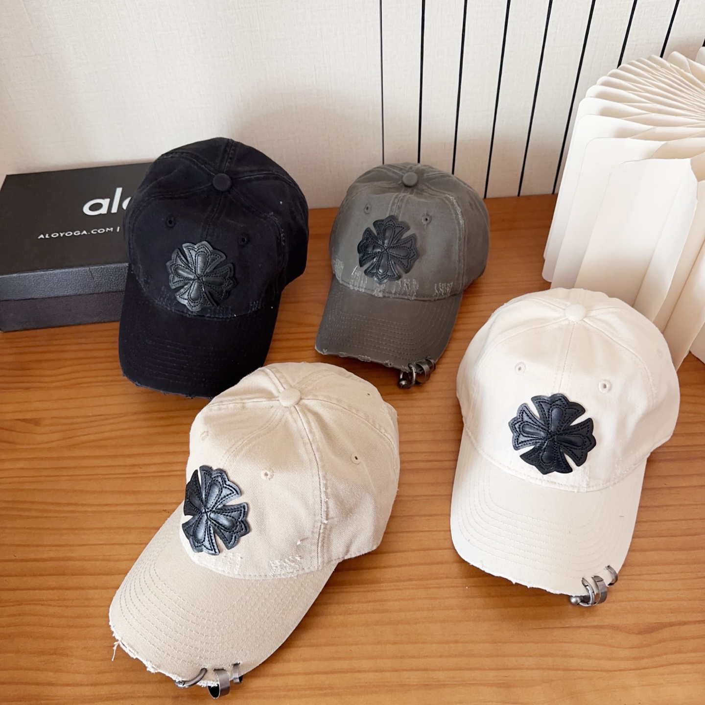 CHROME HEARTS クロスパッチ ダメージキャップ｜4カラー展開 ユニセックス帽子