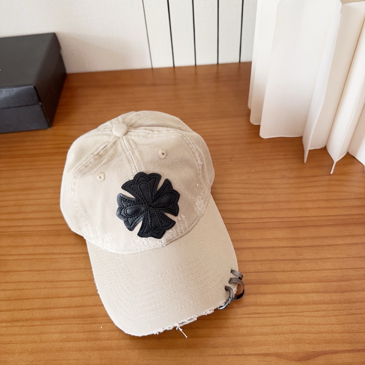 CHROME HEARTS クロスパッチ ダメージキャップ｜4カラー展開 ユニセックス帽子