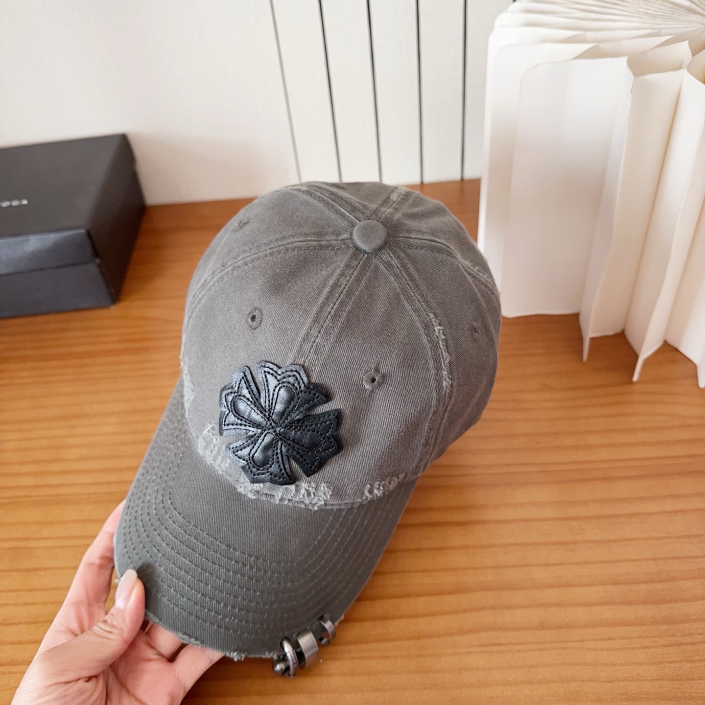 CHROME HEARTS クロスパッチ ダメージキャップ｜4カラー展開 ユニセックス帽子