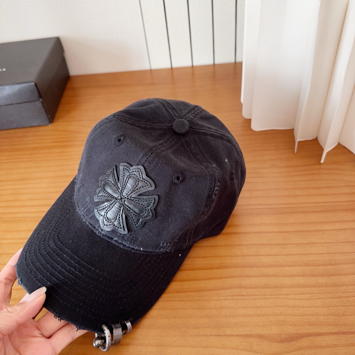 CHROME HEARTS クロスパッチ ダメージキャップ｜4カラー展開 ユニセックス帽子