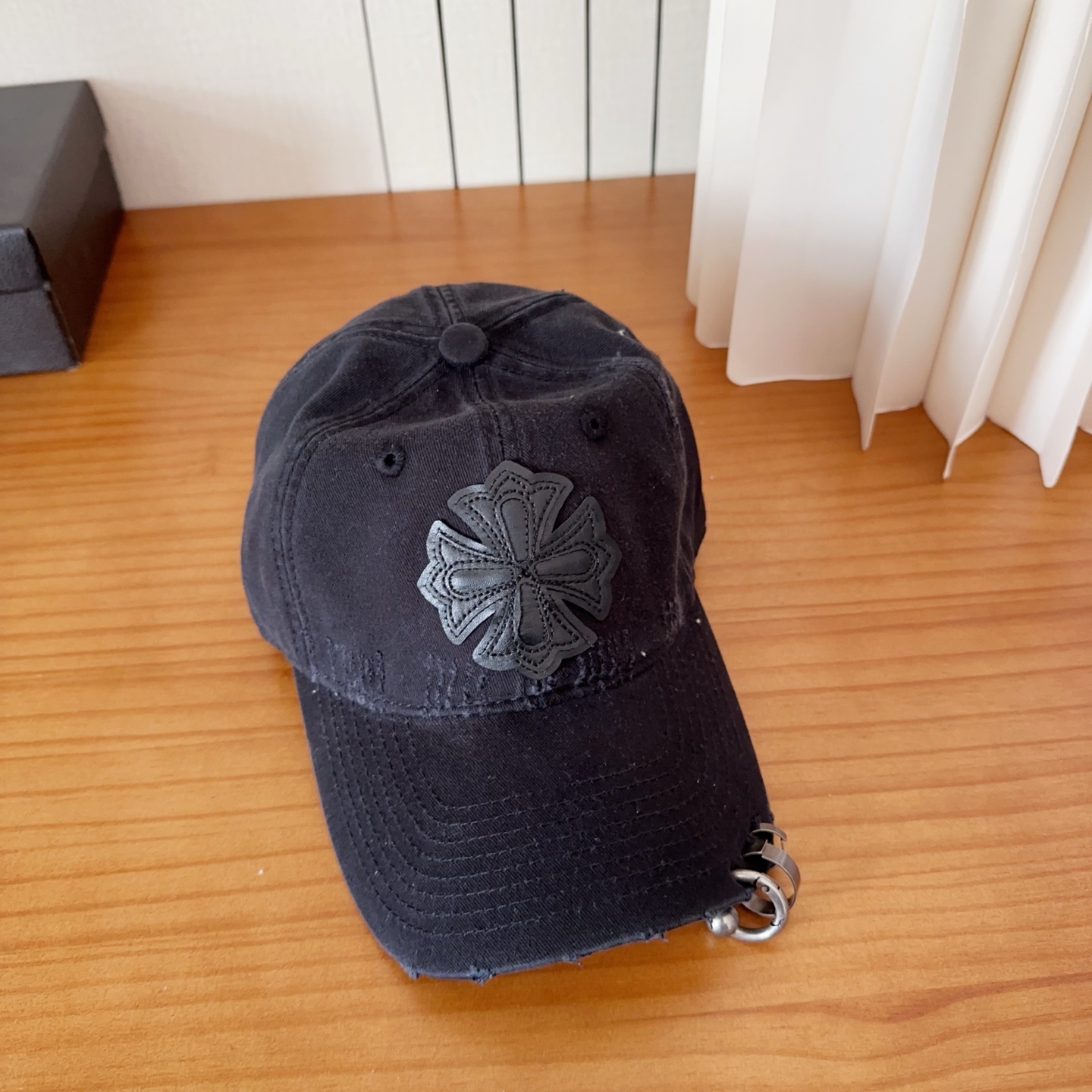 CHROME HEARTS クロスパッチ ダメージキャップ｜4カラー展開 ユニセックス帽子