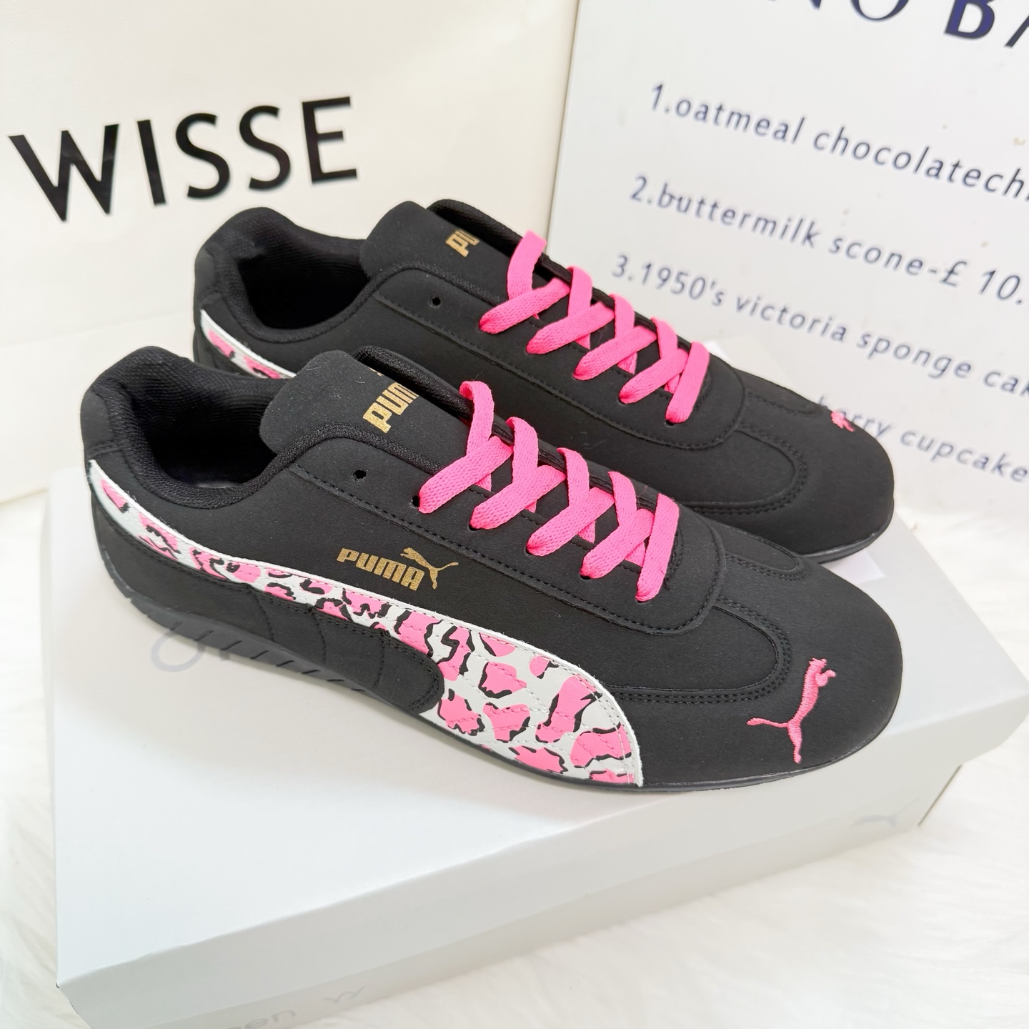 Rose (Park Chaeyoung)'s Puma racing star style, unisex classic retro sneakers, a popular and versatile style.